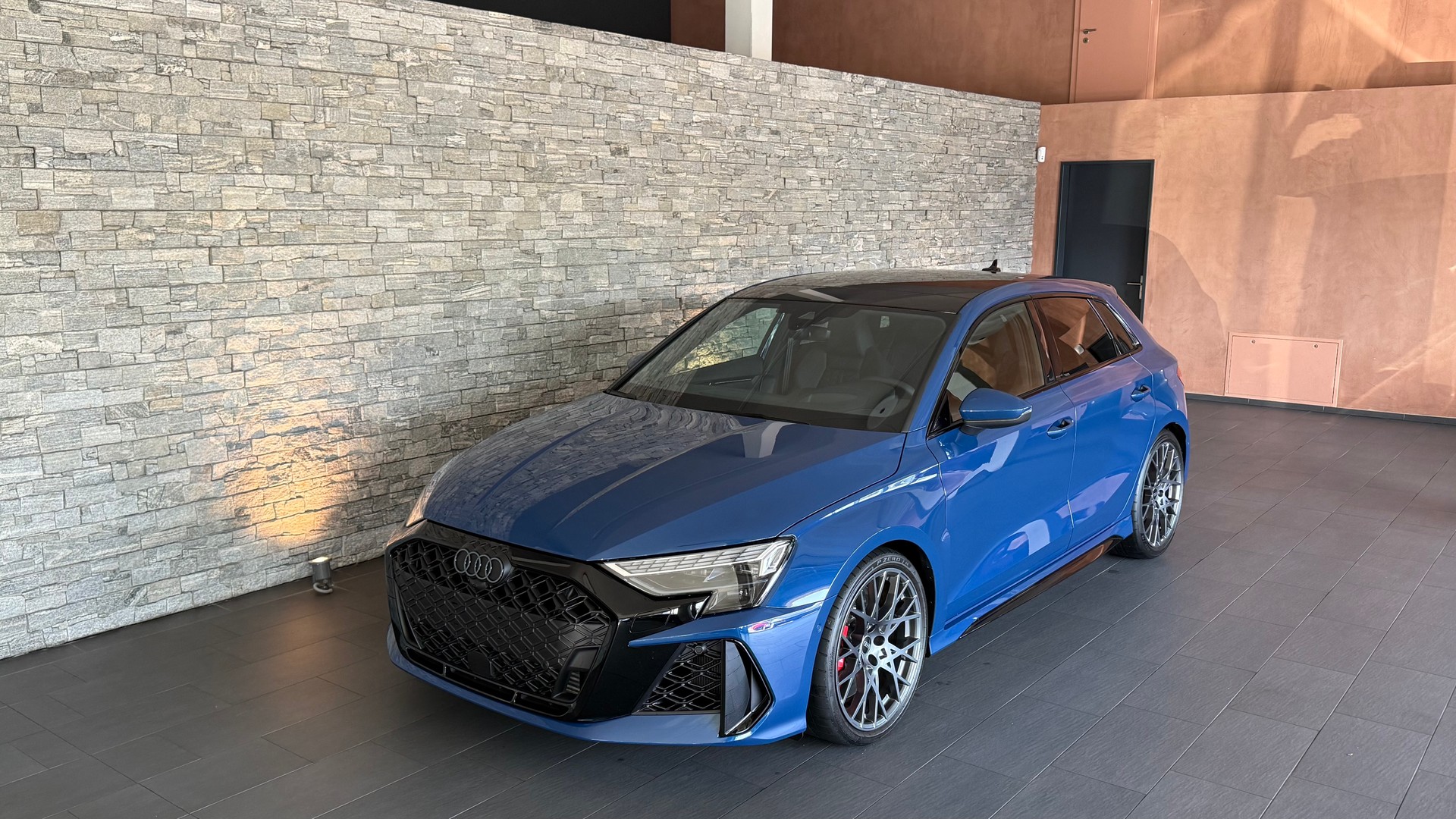 AUDI RS3 Sportback 2.5 TSI quattro S-tronic "Ascariblaumetallic"-showroom-element-1