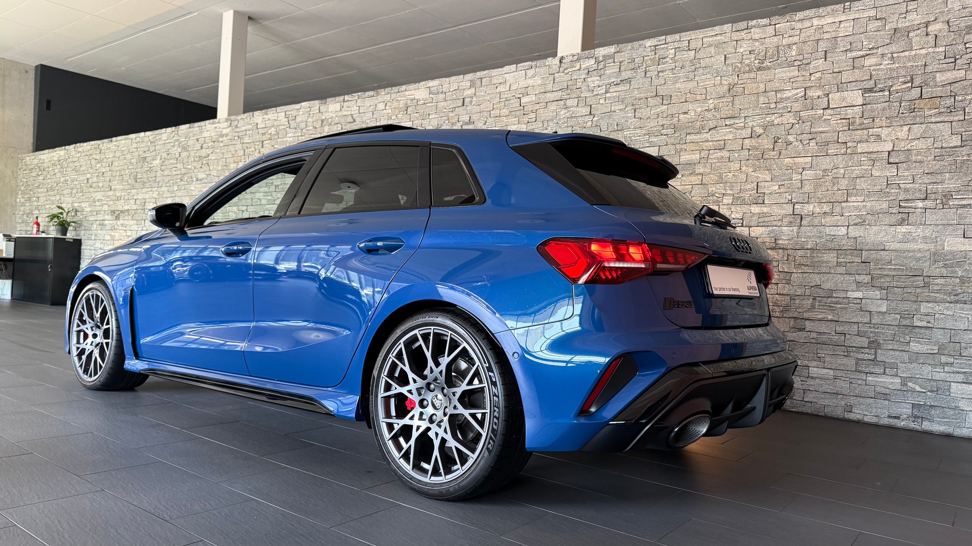 AUDI RS3 Sportback 2.5 TSI quattro S-tronic "Ascariblaumetallic"-image-4