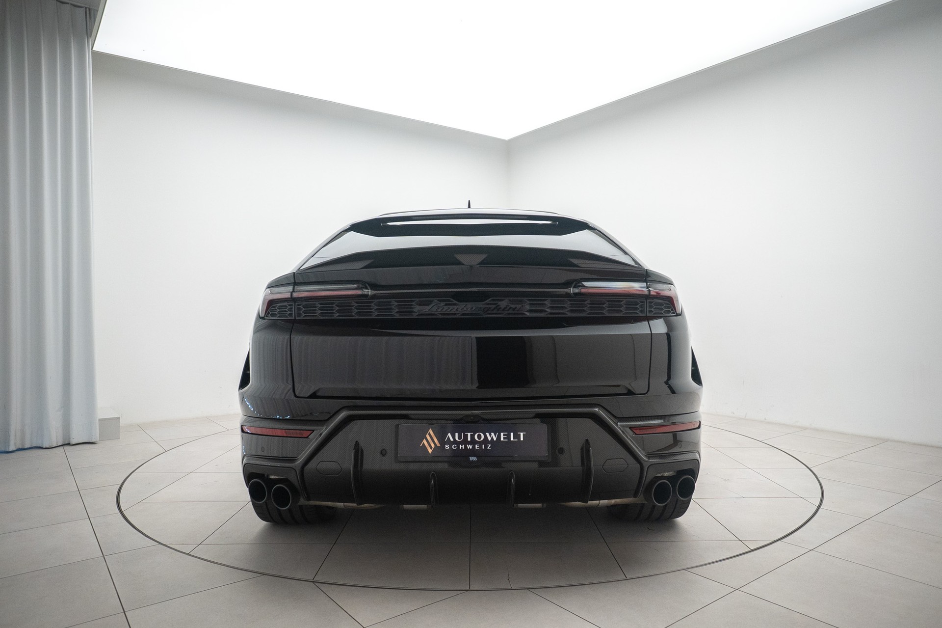 LAMBORGHINI Urus SE-showroom-element-3