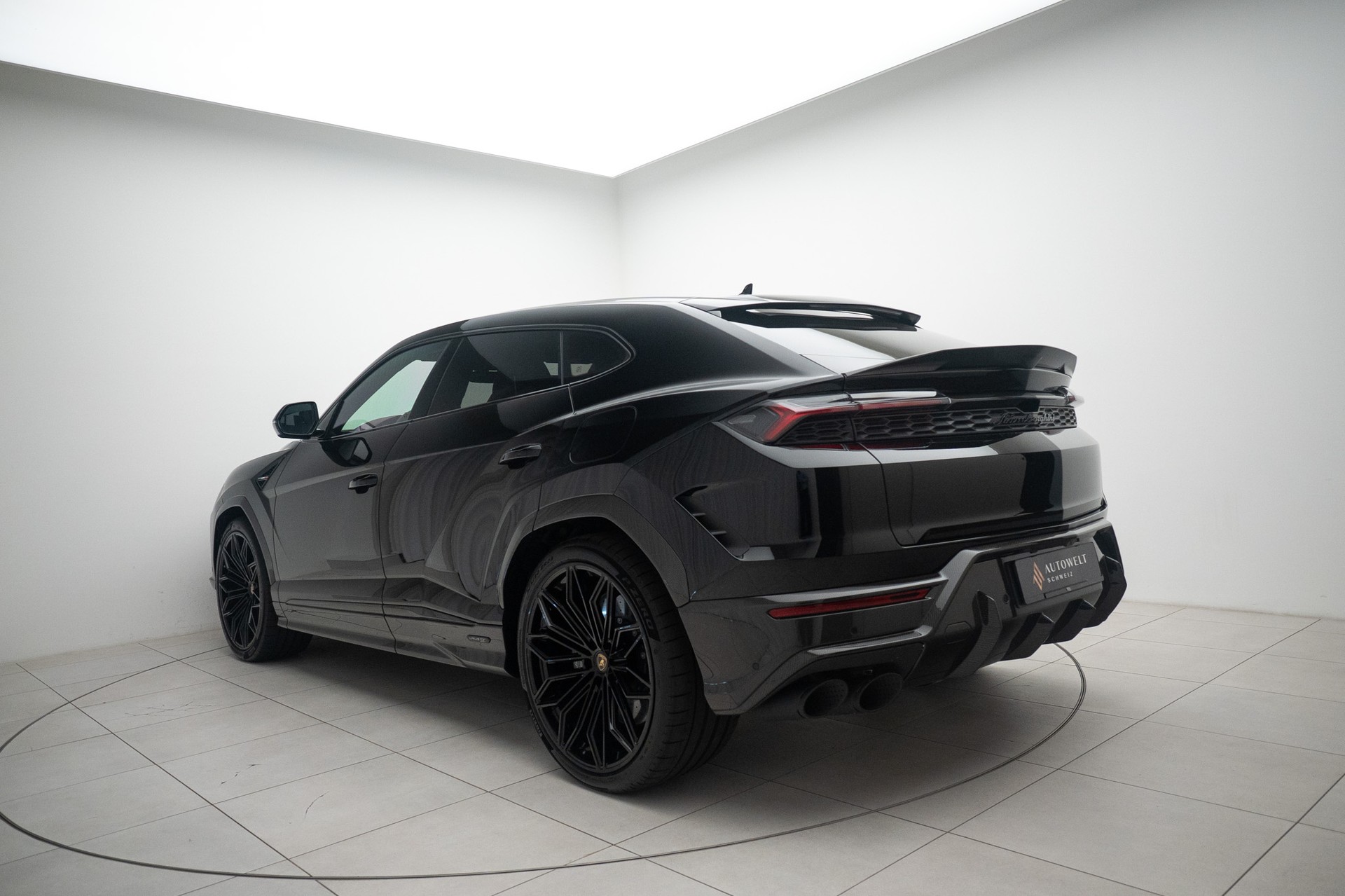 LAMBORGHINI Urus SE-showroom-element-2