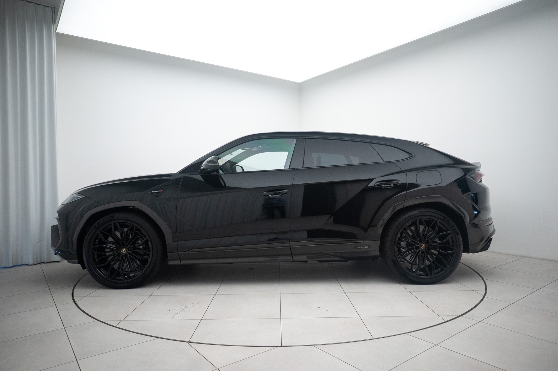 LAMBORGHINI Urus SE-showroom-element-1