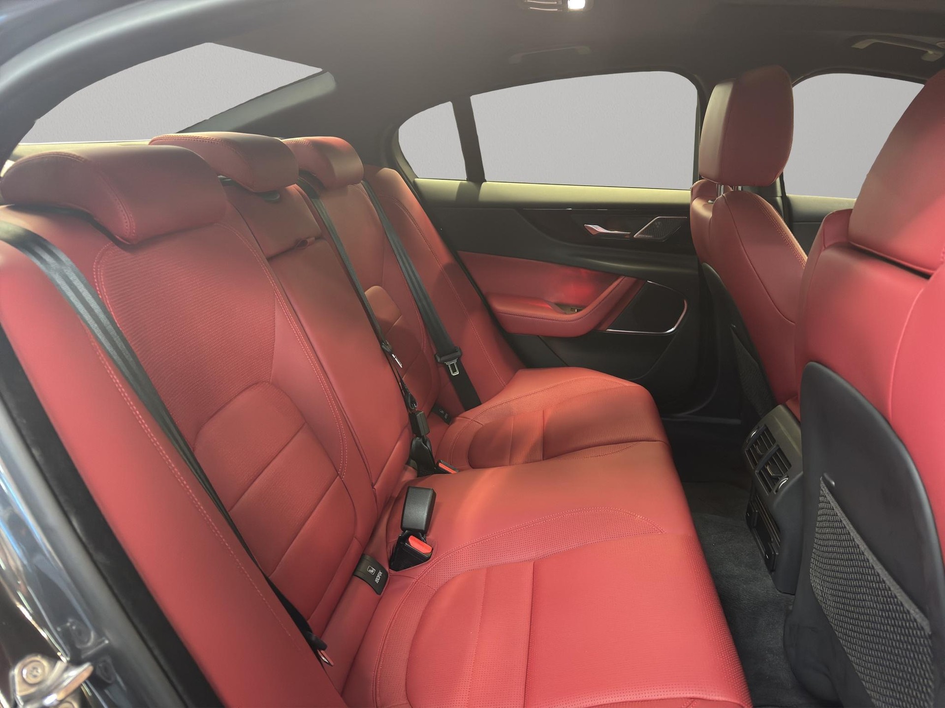 JAGUAR XE 2.0 T 300 Sport AWD-image-10