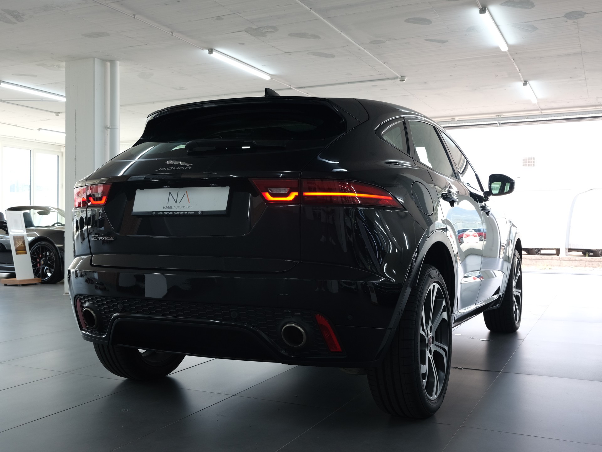 JAGUAR E-Pace 2.0 P250 R-Dynamic HSE AWD *Panorama* *360 Kamera* *Head up Display*-showroom-element-2