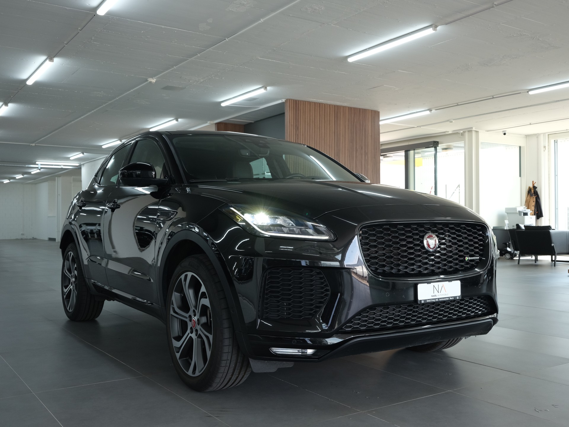 JAGUAR E-Pace 2.0 P250 R-Dynamic HSE AWD *Panorama* *360 Kamera* *Head up Display*-showroom-element-1