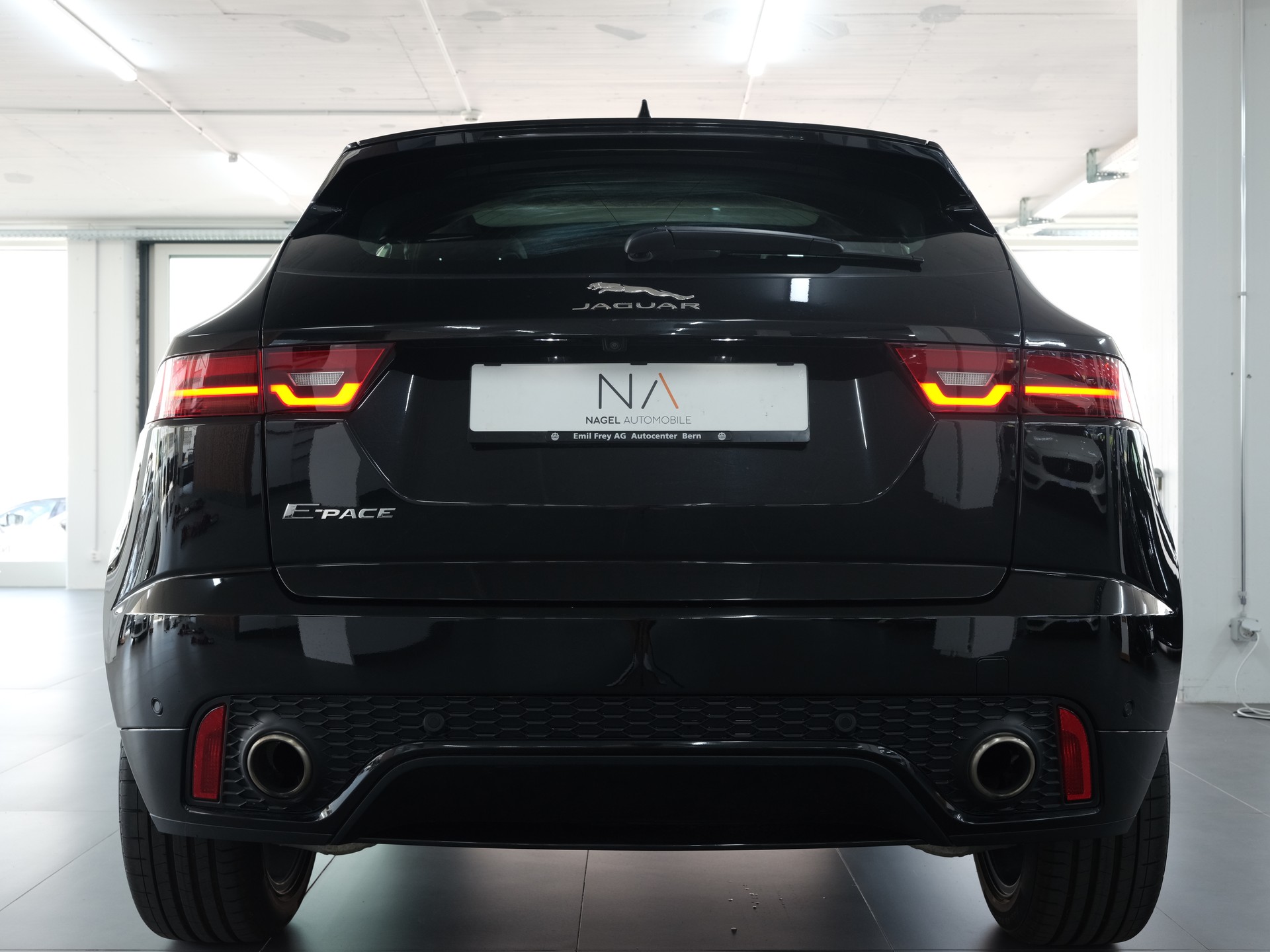 JAGUAR E-Pace 2.0 P250 R-Dynamic HSE AWD *Panorama* *360 Kamera* *Head up Display*-showroom-element-3