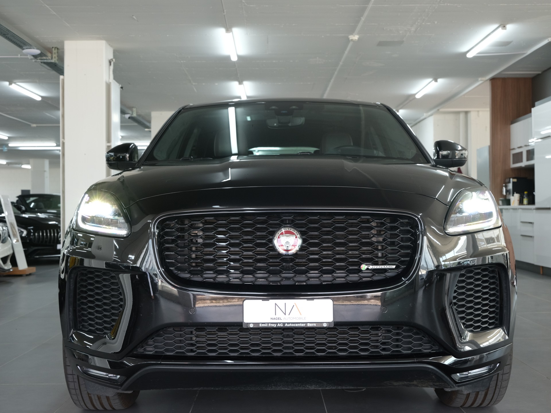 JAGUAR E-Pace 2.0 P250 R-Dynamic HSE AWD *Panorama* *360 Kamera* *Head up Display*-image-8