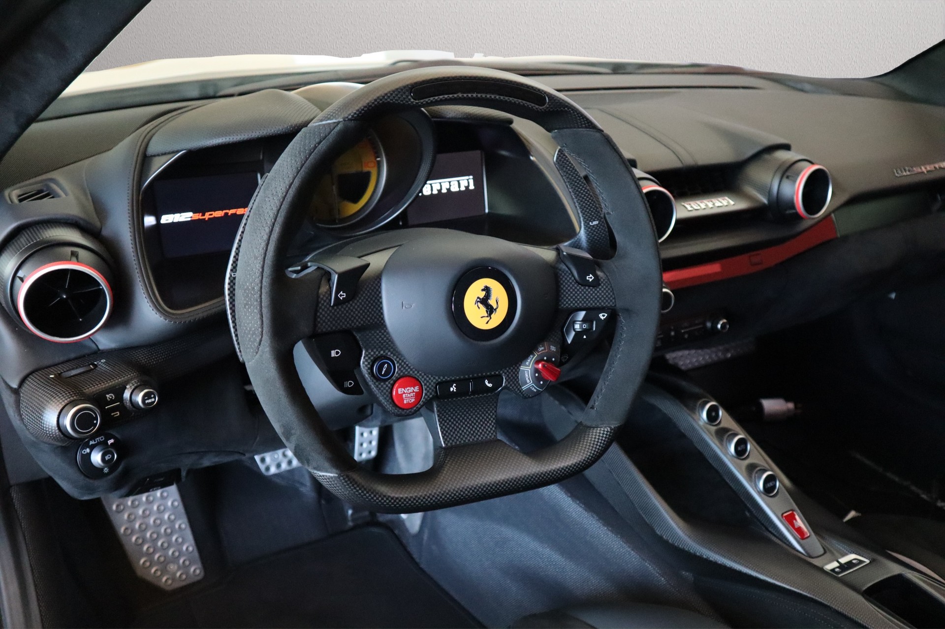 FERRARI 812 Superfast Tailormade-showroom-element-2