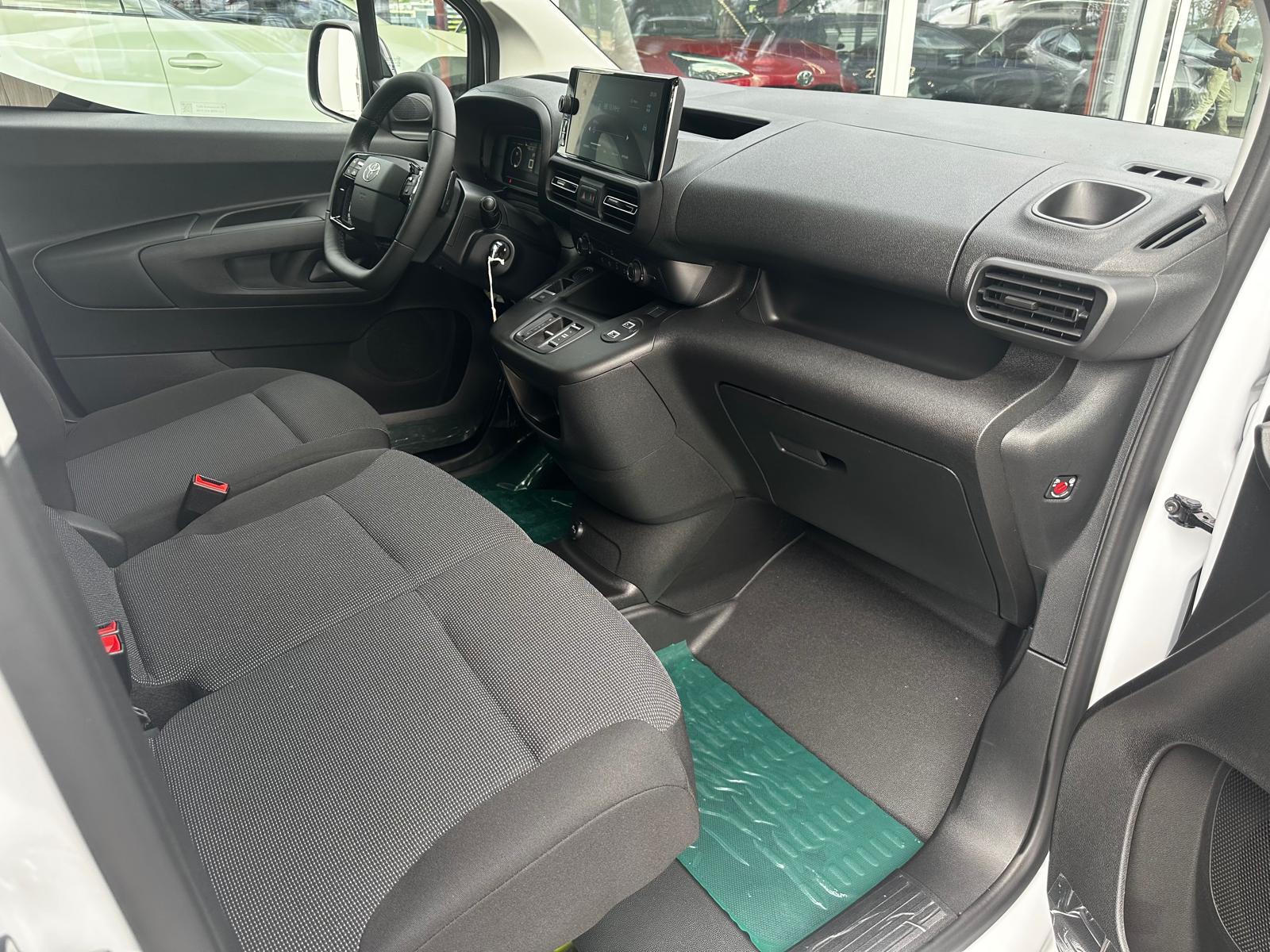 TOYOTA PROACE CITY Van L2 1.5 D Active-image-13