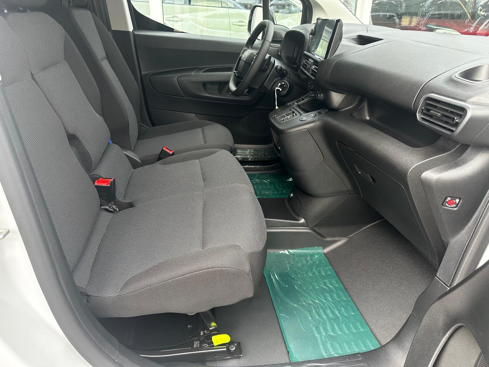TOYOTA PROACE CITY Van L2 1.5 D Active-image-12