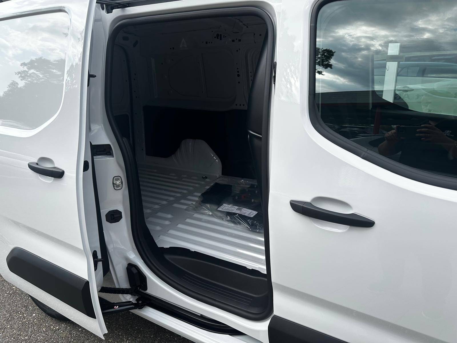 TOYOTA PROACE CITY Van L2 1.5 D Active-image-10