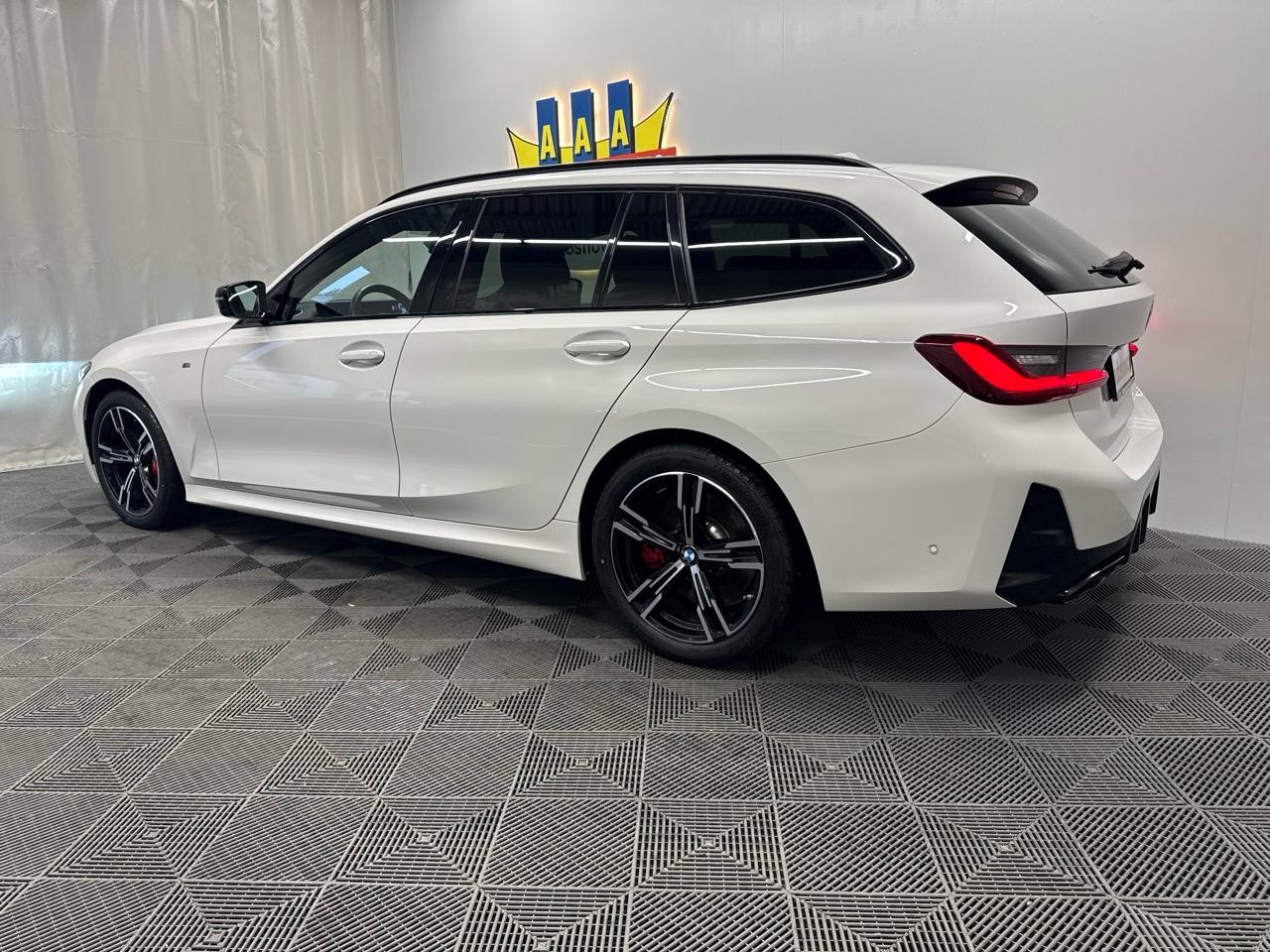 BMW M340d xDrive 48V Touring Steptronic M Sport Pro-showroom-element-1
