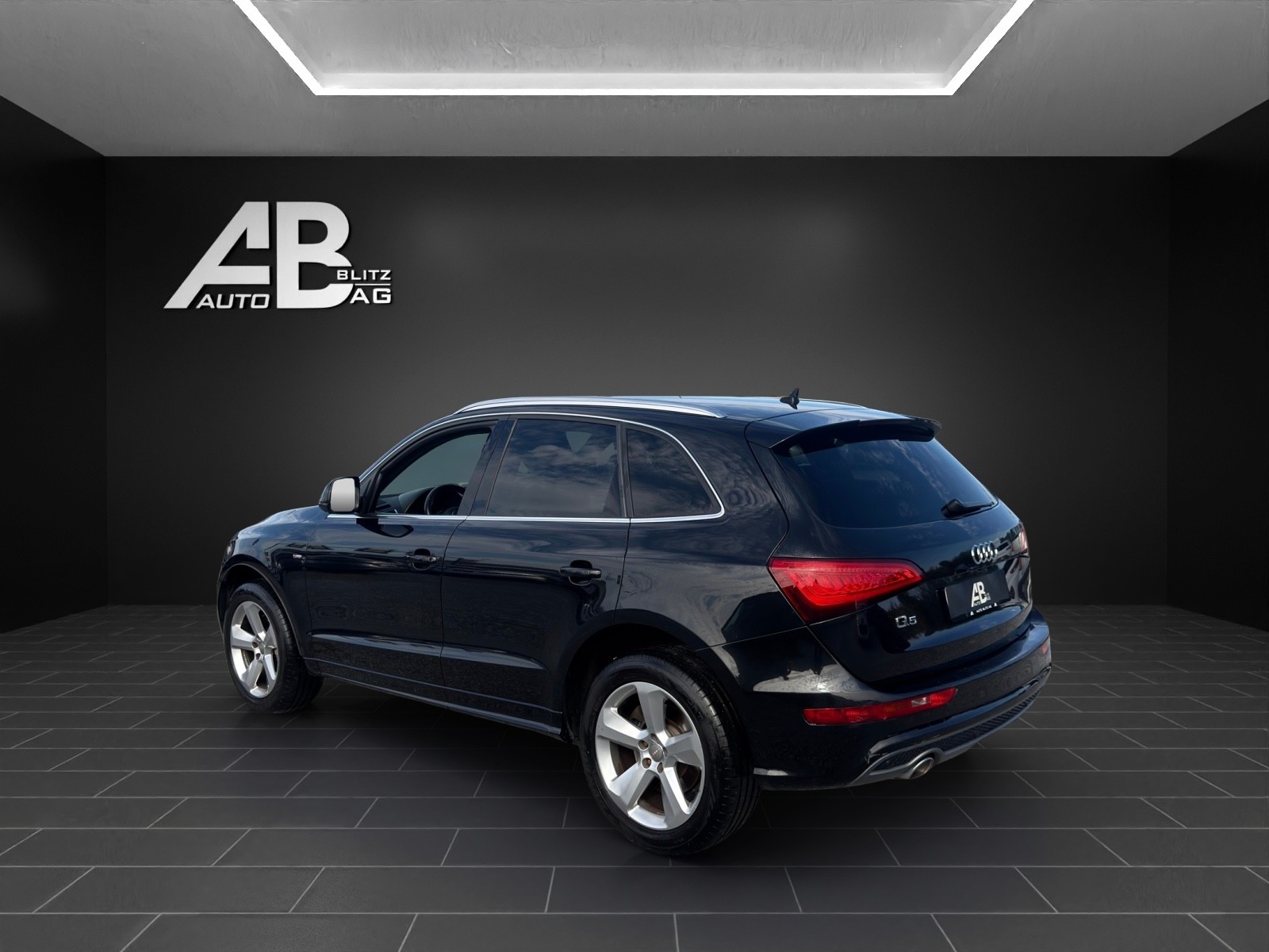 AUDI Q5 3.0 TDI S-Line quattro S-tronic mit 245 PS-showroom-element-2
