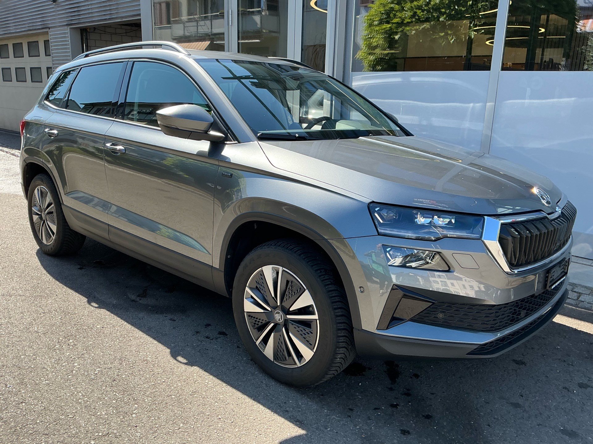 SKODA Karoq Tour 4x4 ***360° KAMERA UND PANORAMADACH ***-showroom-element-2