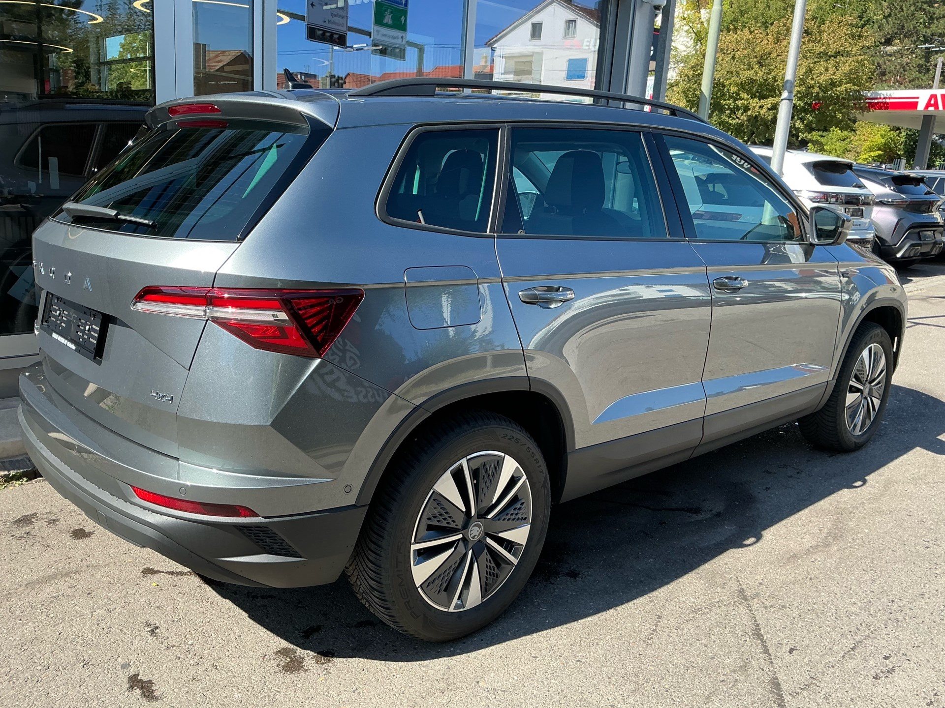 SKODA Karoq Tour 4x4 ***360° KAMERA UND PANORAMADACH ***-showroom-element-3