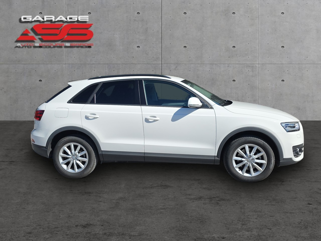 AUDI Q3 2.0 TFSI quattro S-tronic-showroom-element-2