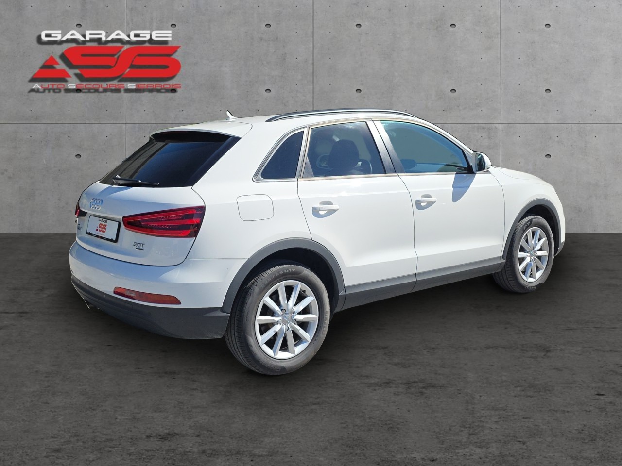 AUDI Q3 2.0 TFSI quattro S-tronic-showroom-element-1