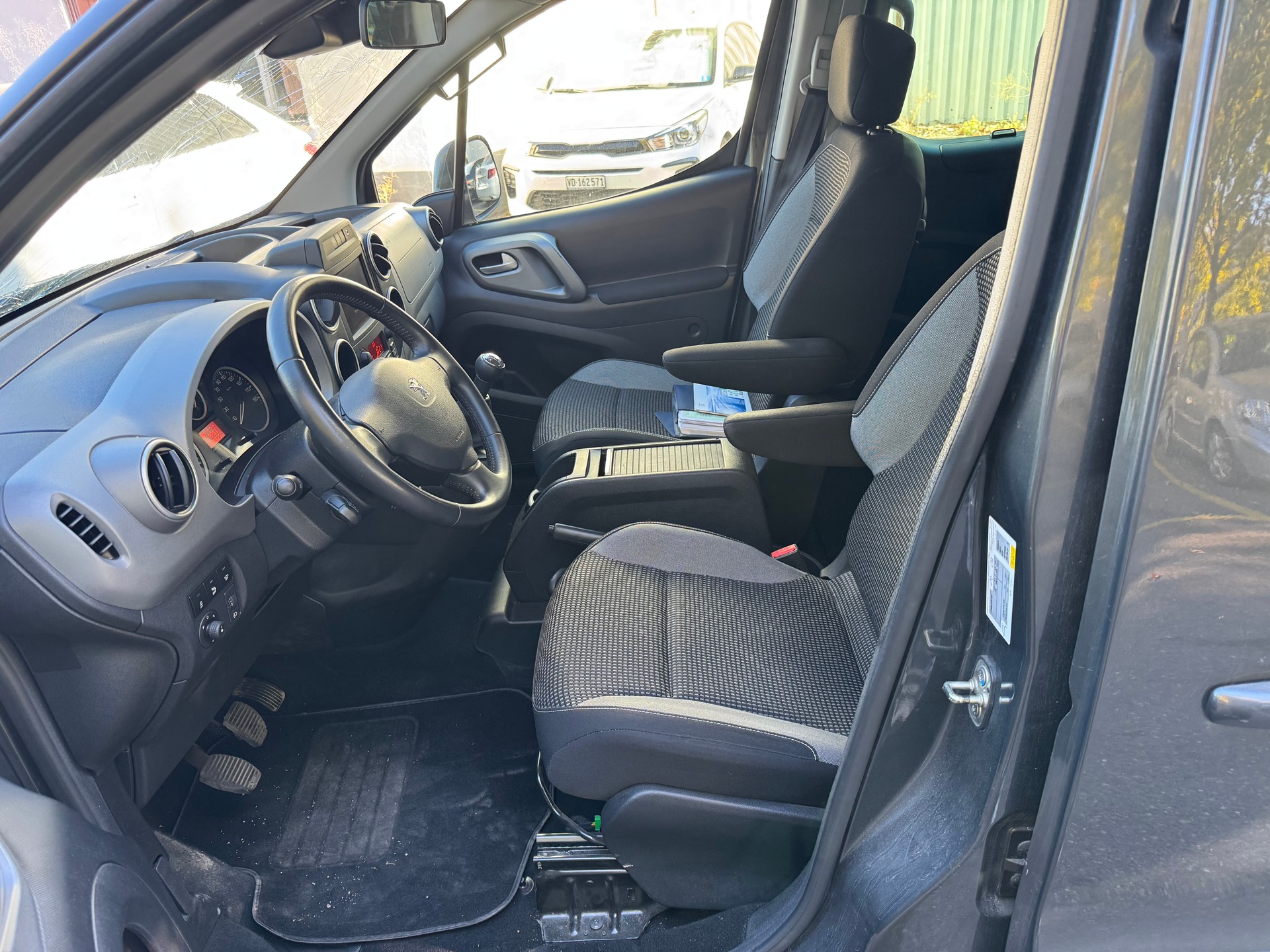 PEUGEOT Partner 1.2 PureTech Allure-image-16