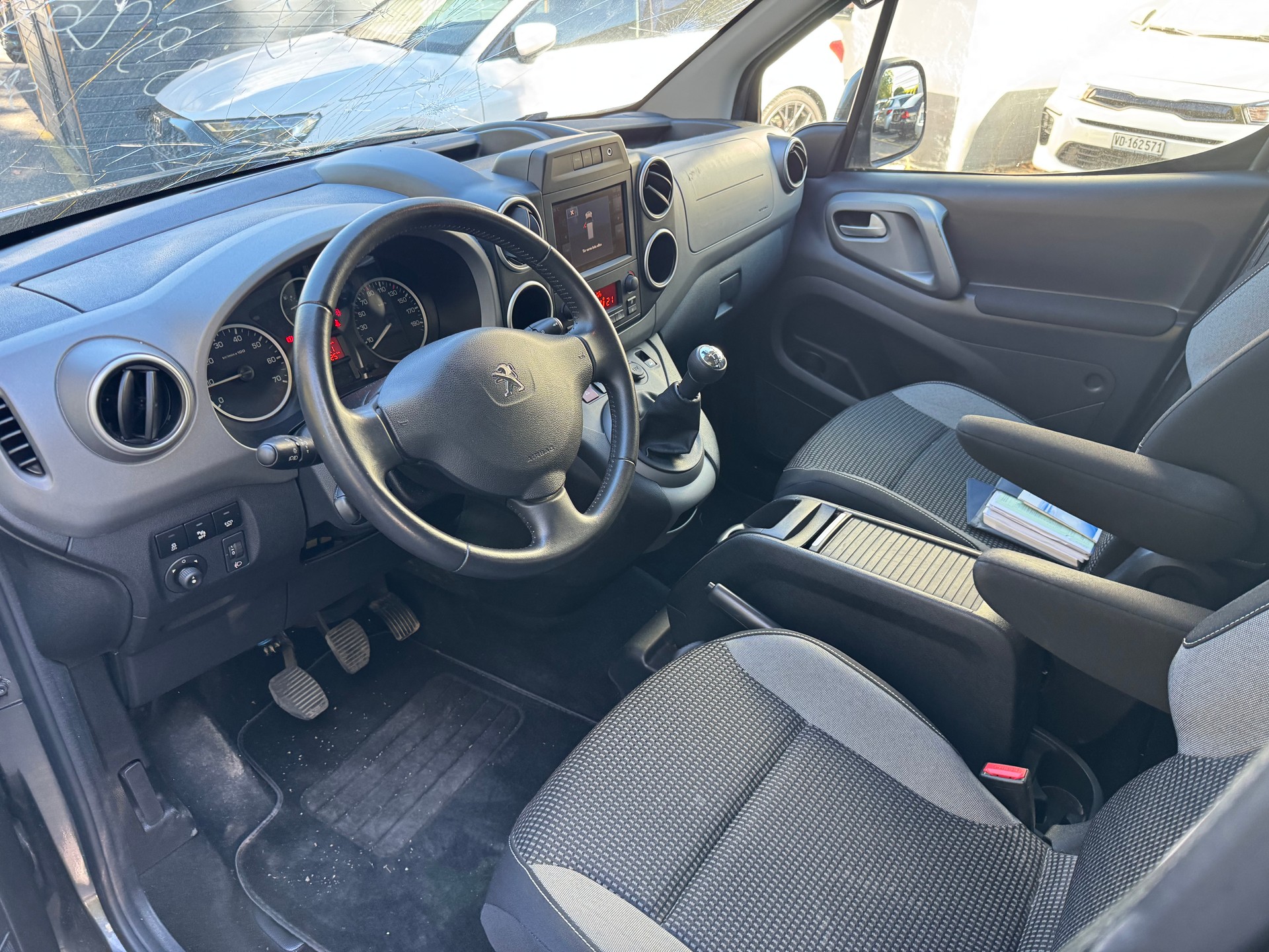 PEUGEOT Partner 1.2 PureTech Allure-image-17