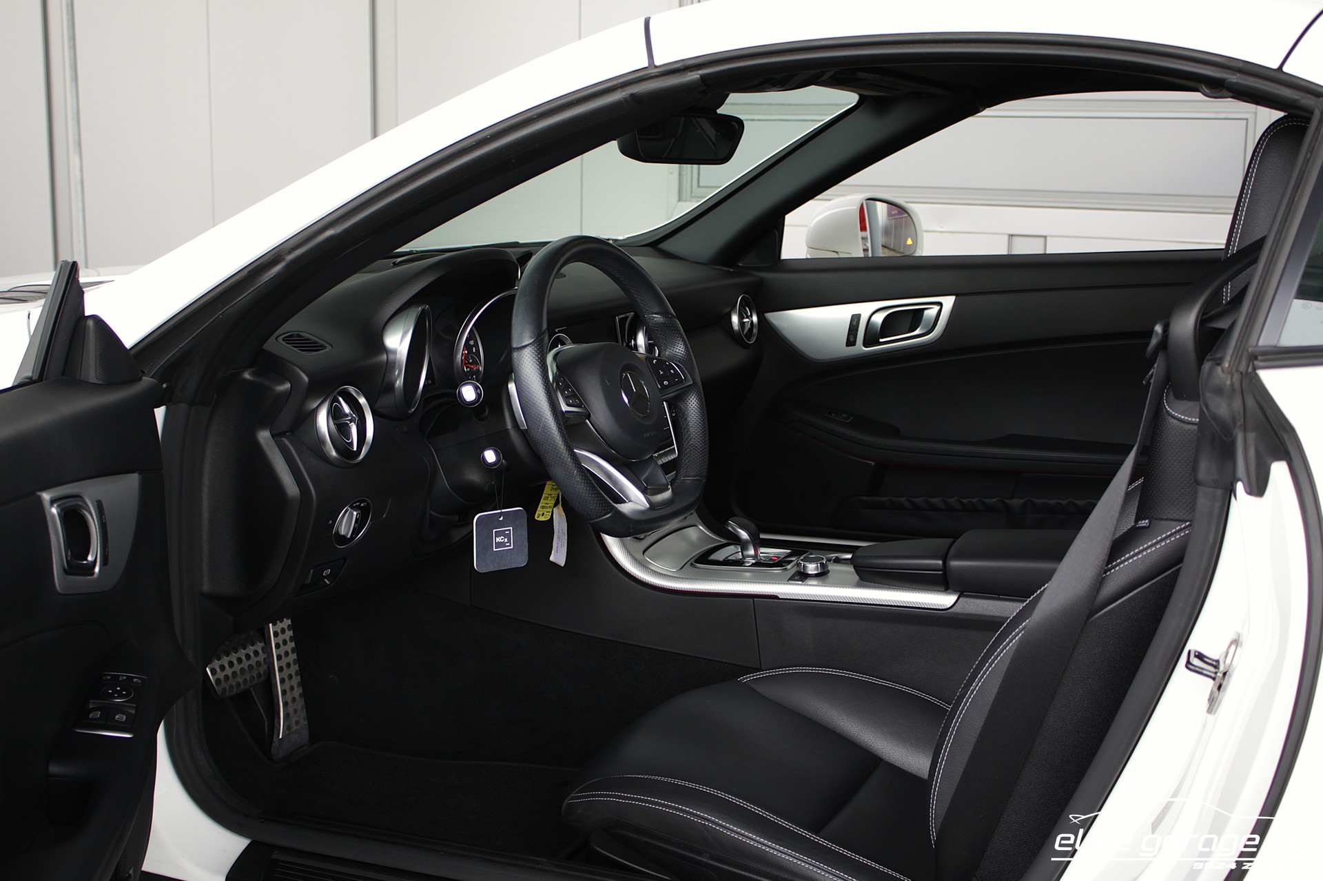 MERCEDES-BENZ SLC 300 AMG Line 9G-Tronic-image-12