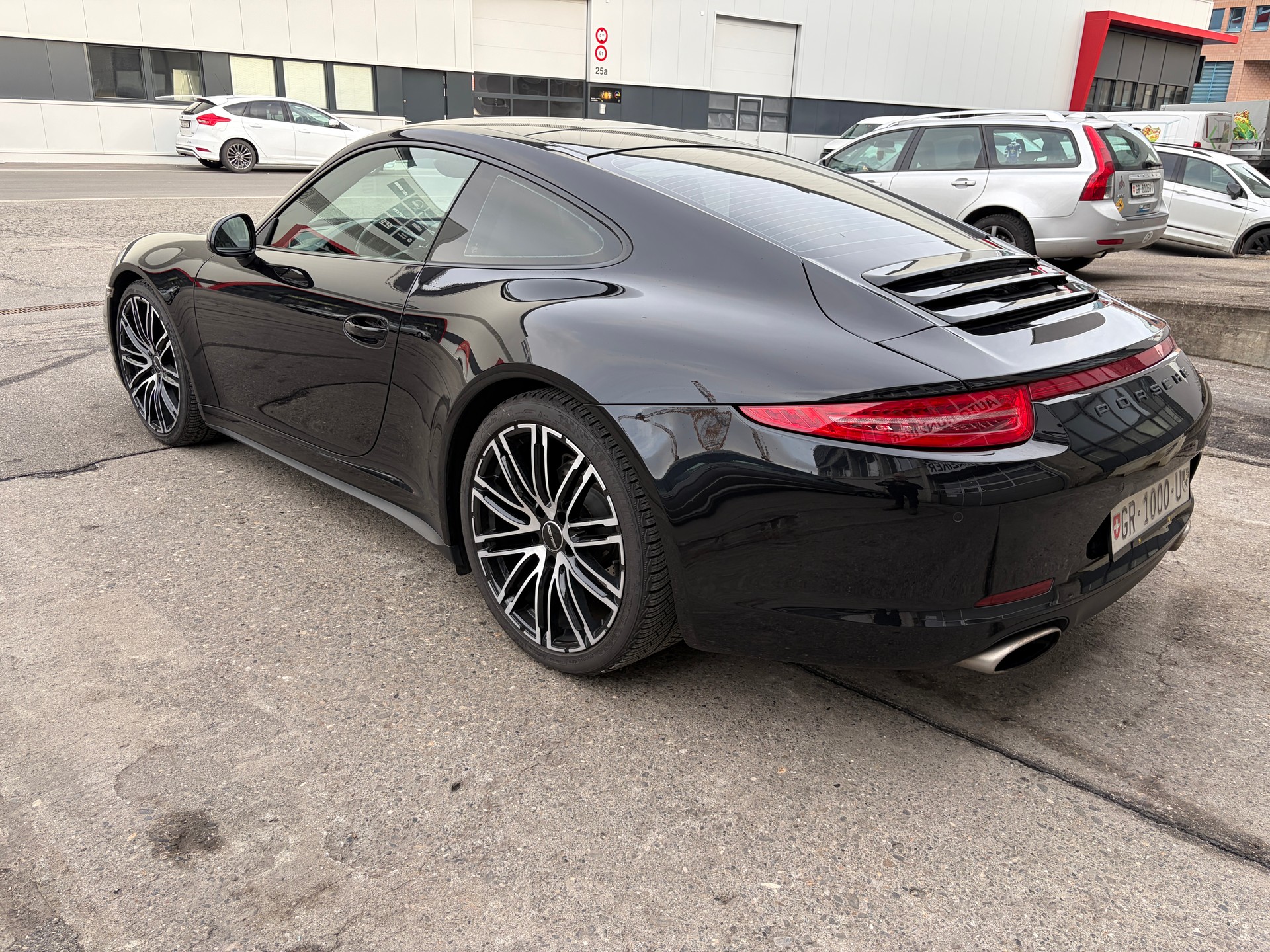 PORSCHE 911 Carrera 4-image-4
