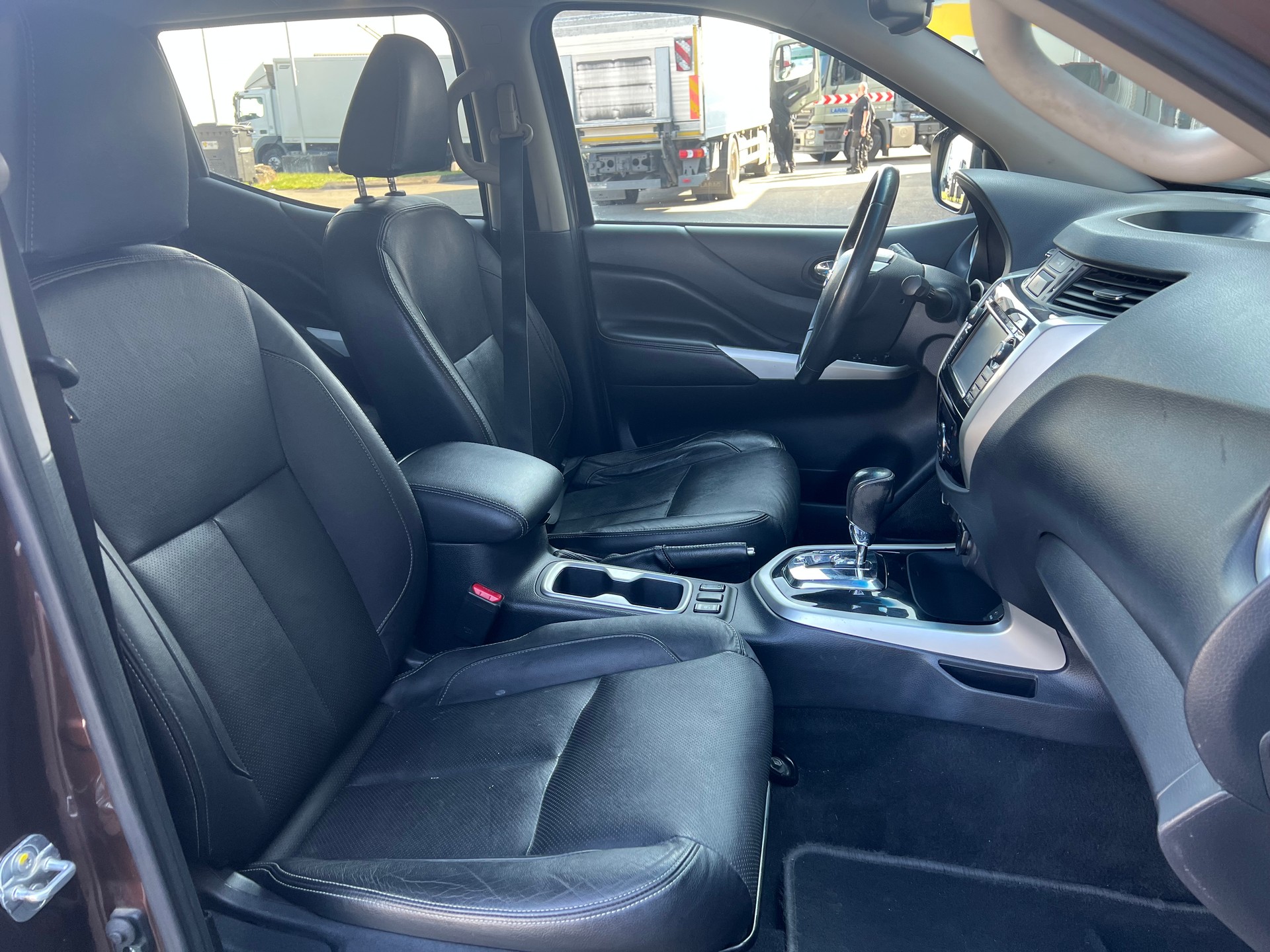 NISSAN Navara Double Cab Acenta 2.3 dCi 4WD-image-11