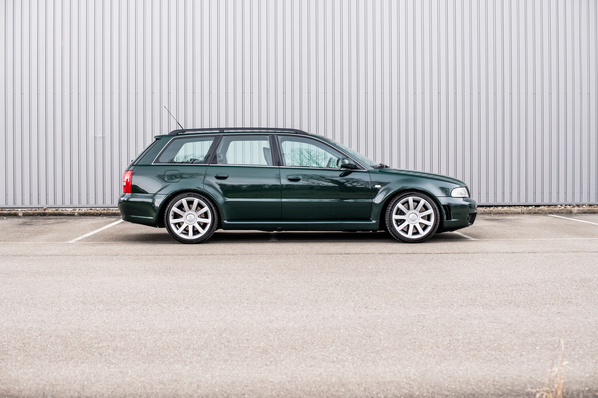AUDI RS4 Avant quattro-image-2