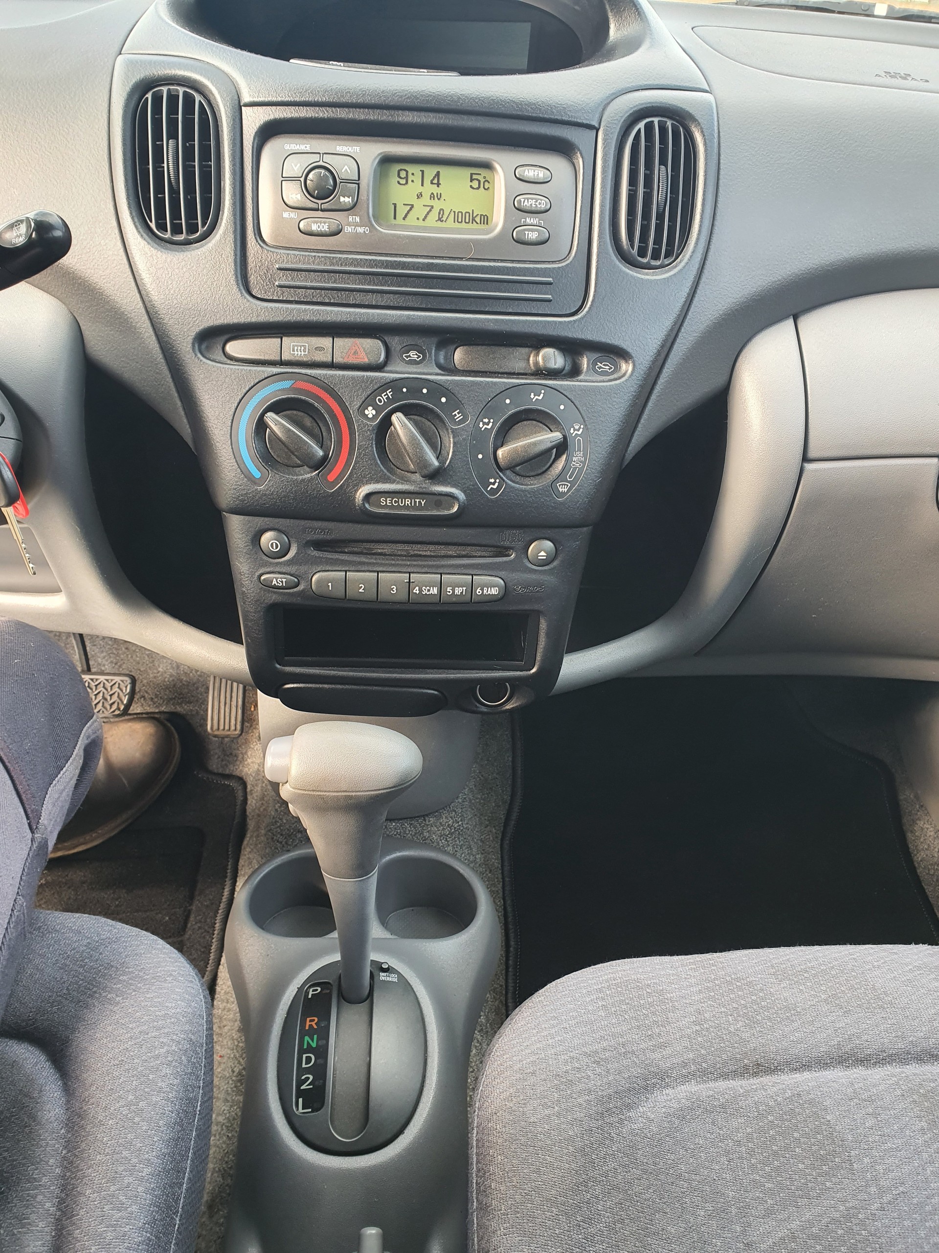 TOYOTA Yaris Verso 1.3 Linea Luna-image-8