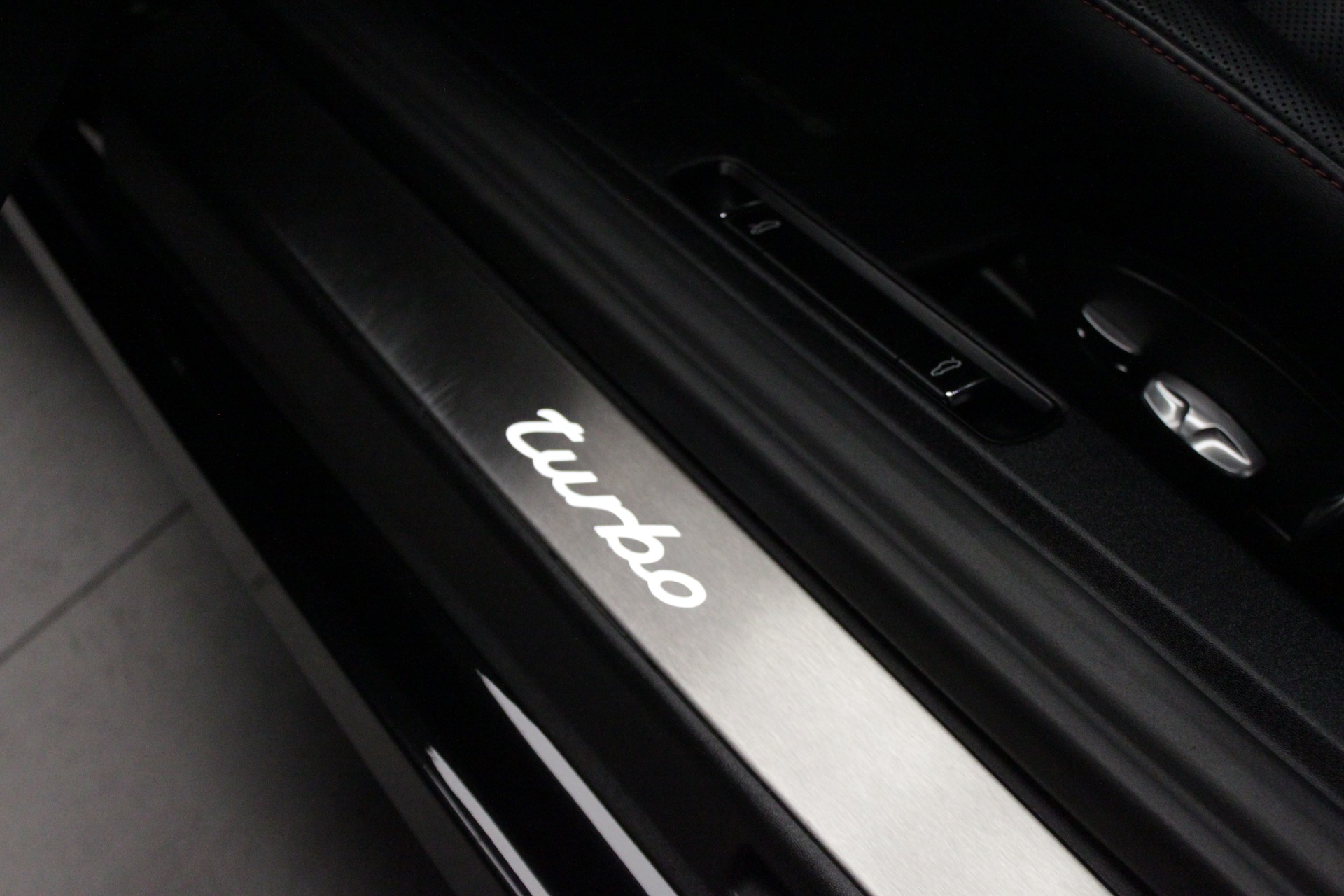 PORSCHE 911 Turbo Cabrio PDK-image-21