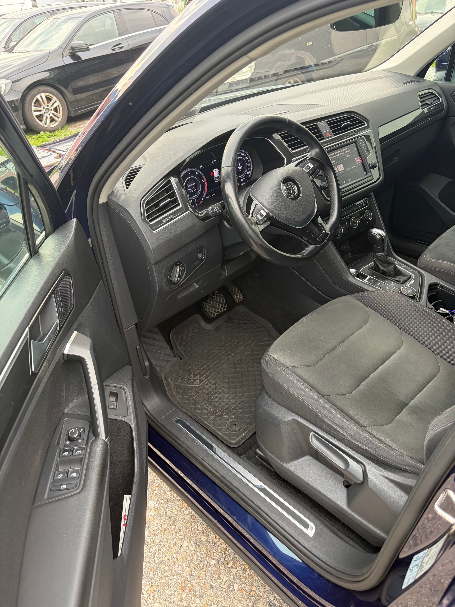 VW Tiguan 2.0 TDI SCR Highline 4Motion-image-9