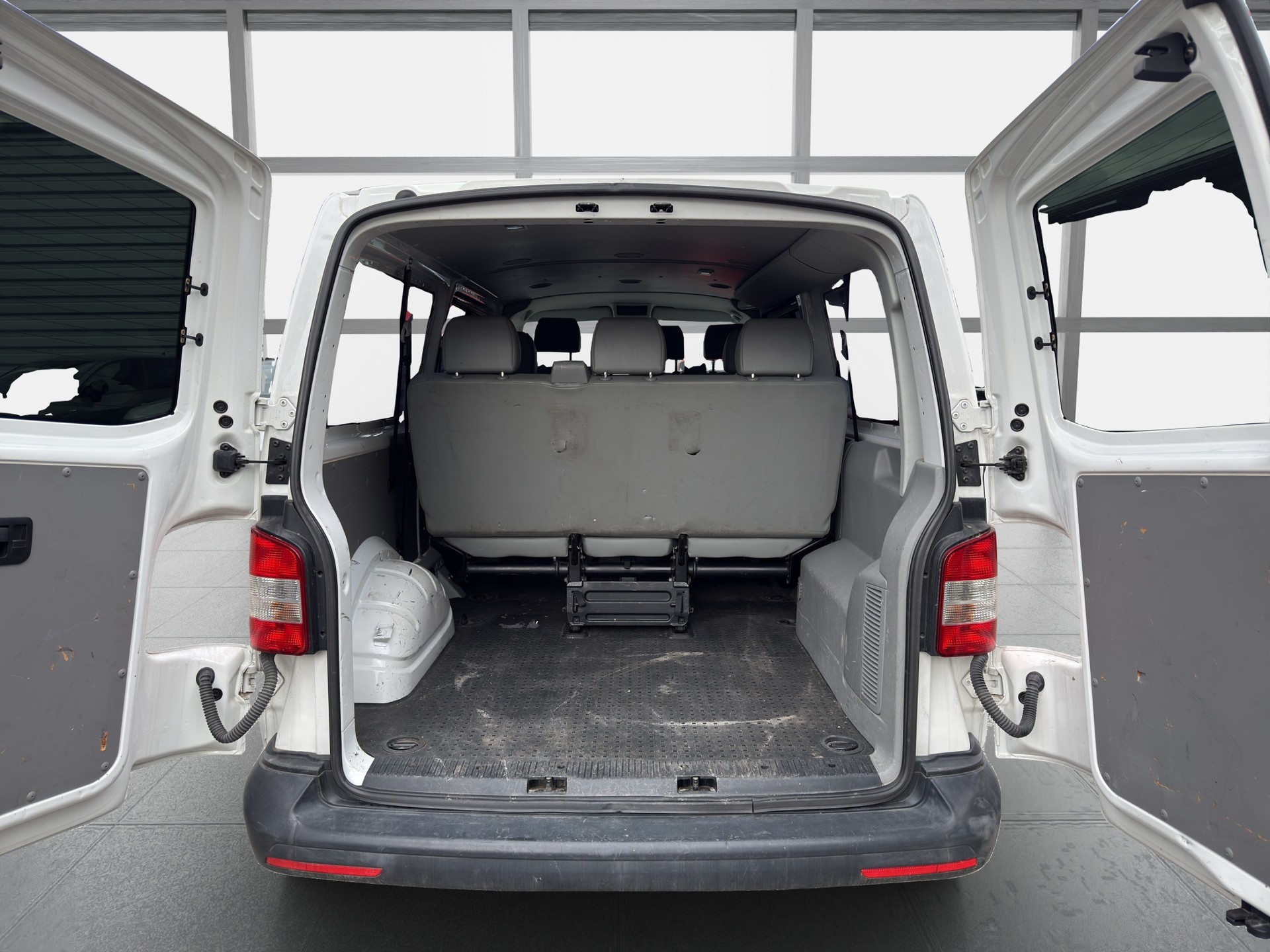 VW T5 2.0 TDI 4x4 langer Radstand 9-Plätzer-image-11