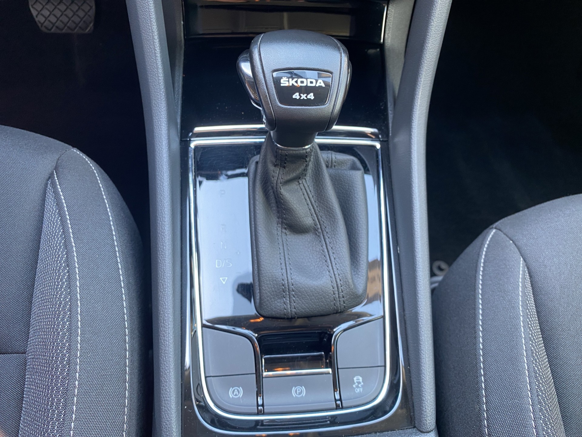 SKODA Karoq 2.0 TDI CR Ambition 4x4 DSG-image-17