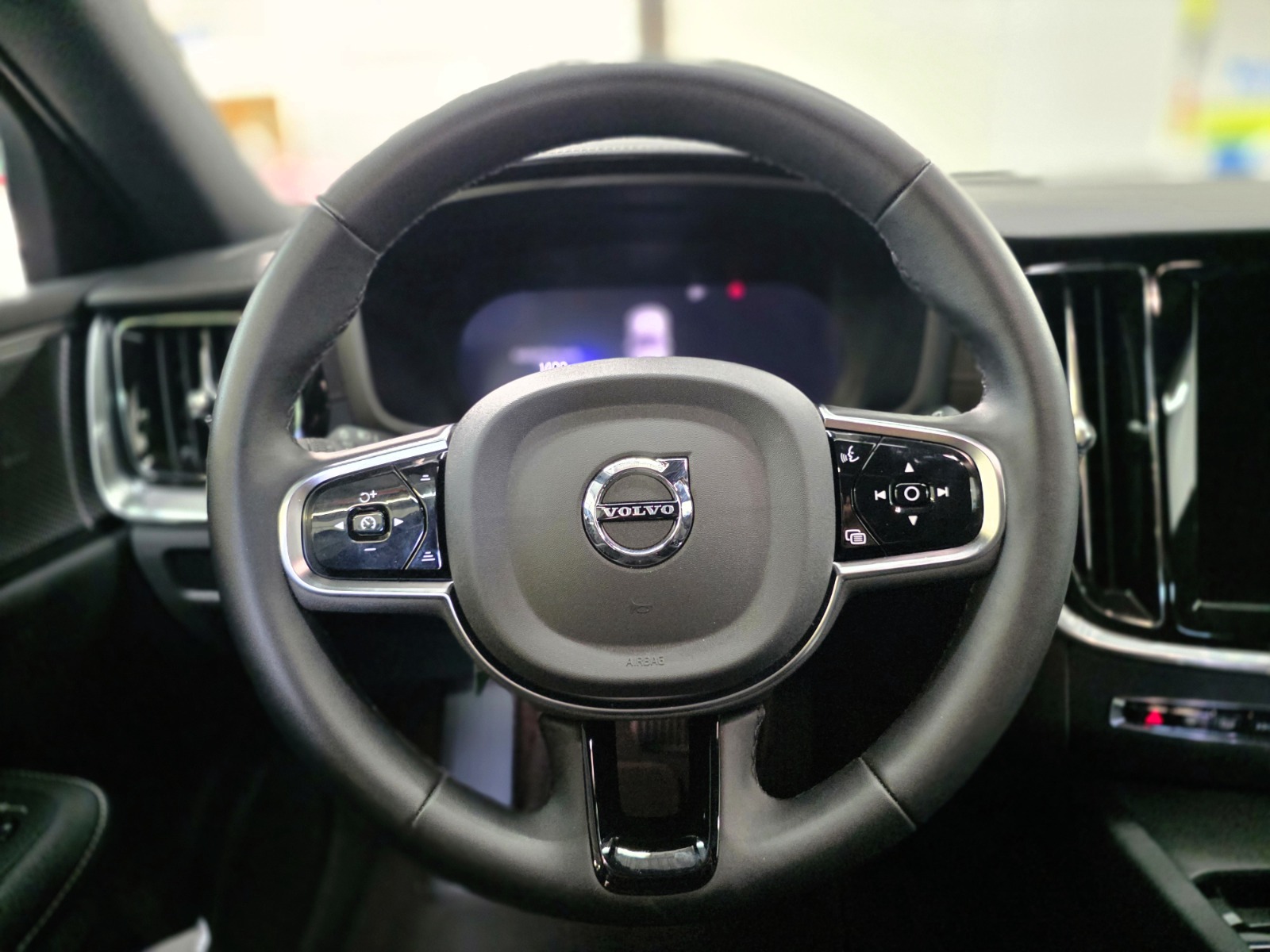 VOLVO V60 B4 Benzin Mild Hybrid Ultra Dark DCT-image-10