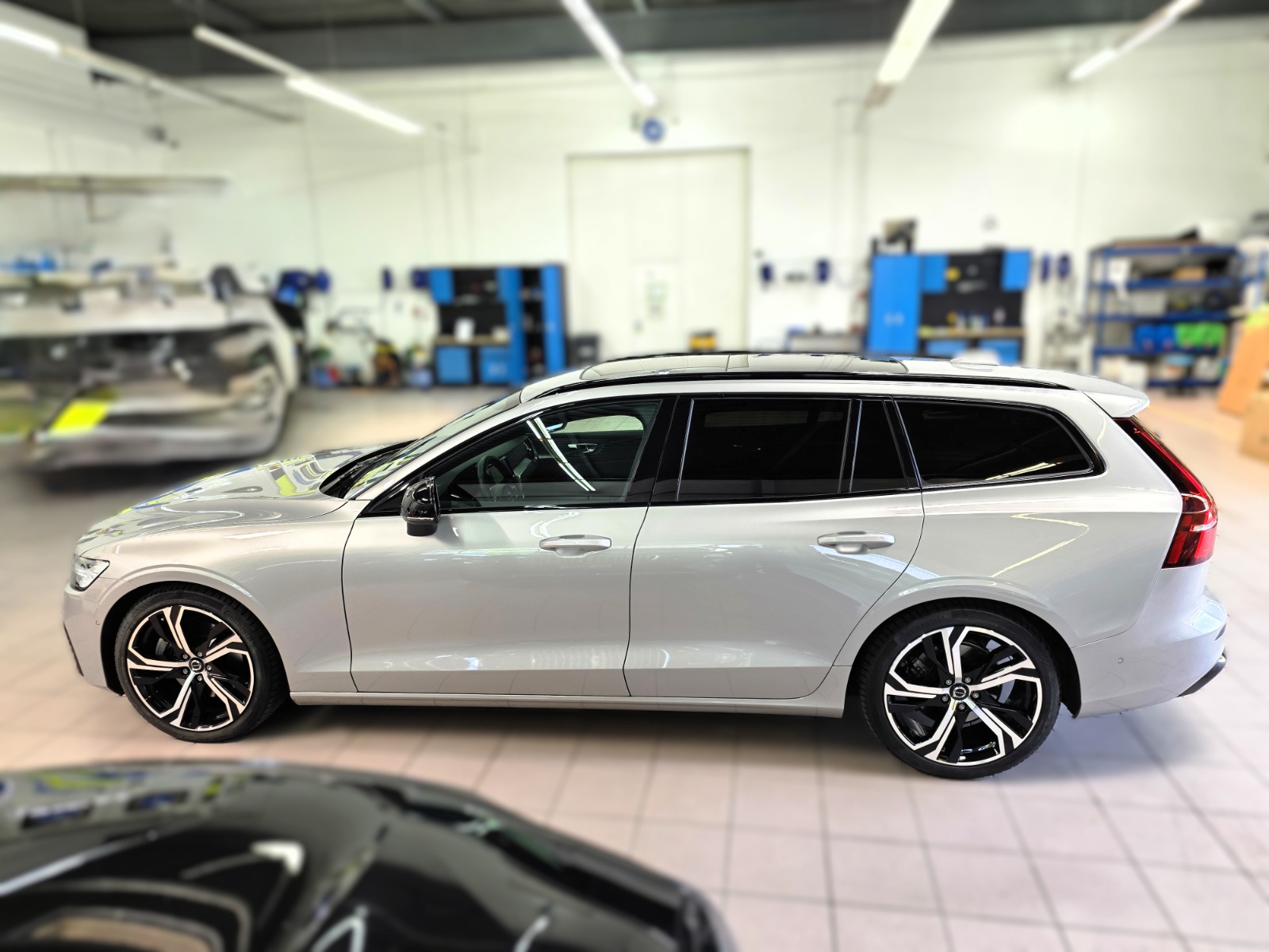 VOLVO V60 B4 Benzin Mild Hybrid Ultra Dark DCT-image-1