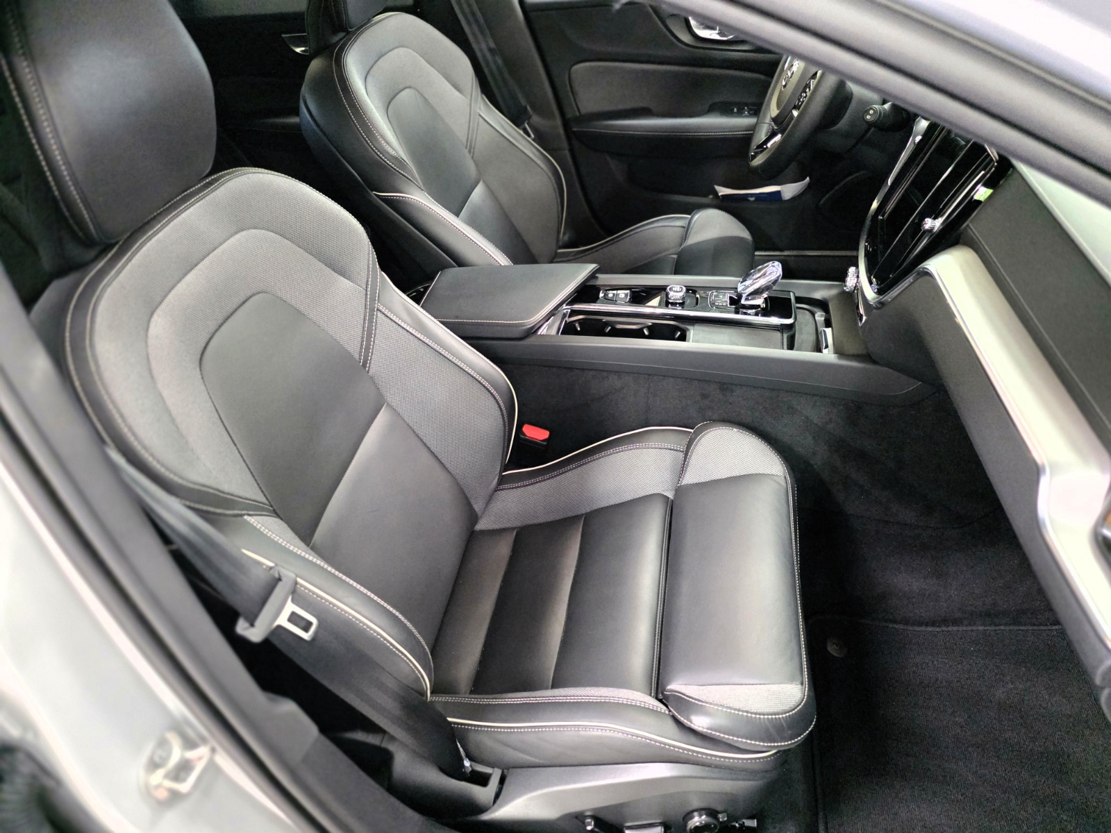 VOLVO V60 B4 Benzin Mild Hybrid Ultra Dark DCT-image-12