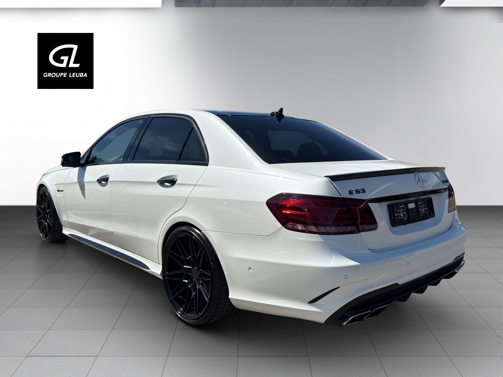 MERCEDES-BENZ E 63 AMG-showroom-element-1