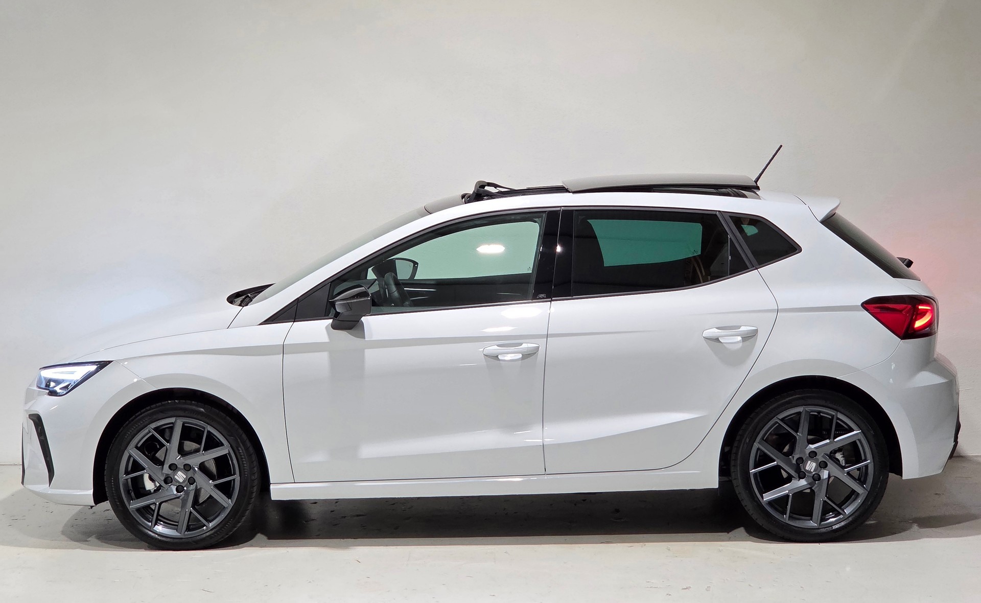 SEAT Ibiza 1.5 EcoTSI FR DSG 2026-showroom-element-1