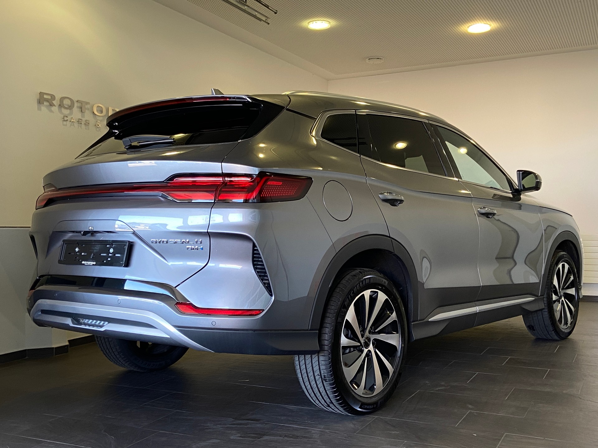 BYD Seal U DM-i Design AWD-showroom-element-1