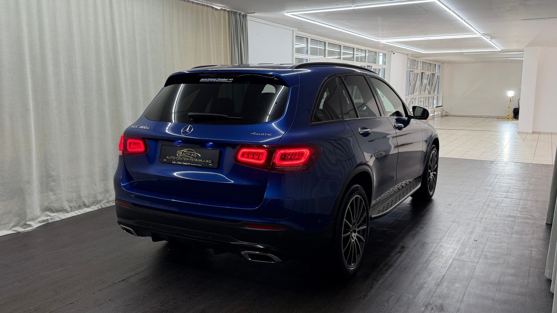 MERCEDES-BENZ GLC 300 e AMG Line 4Matic 9G-Tronic-showroom-element-3