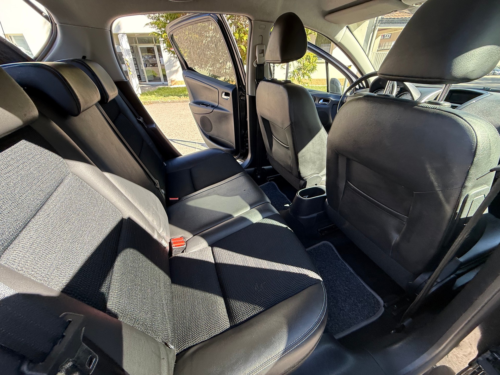 PEUGEOT 207 1.6 16V Swiss Edition-image-12