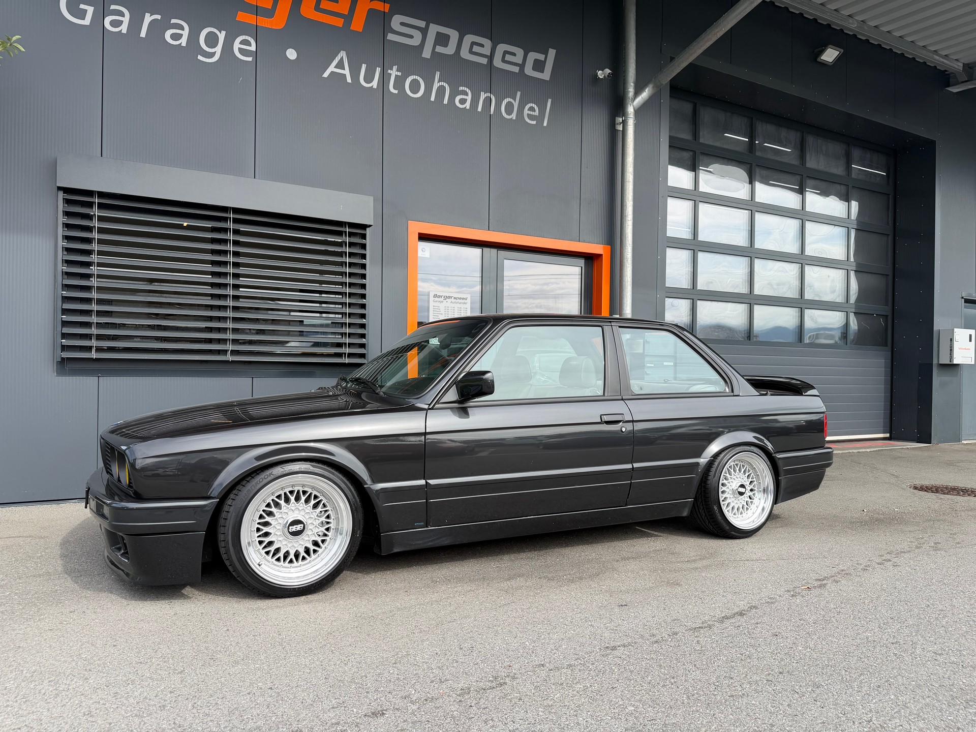 BMW 325i original M-Tech 2-showroom-element-2