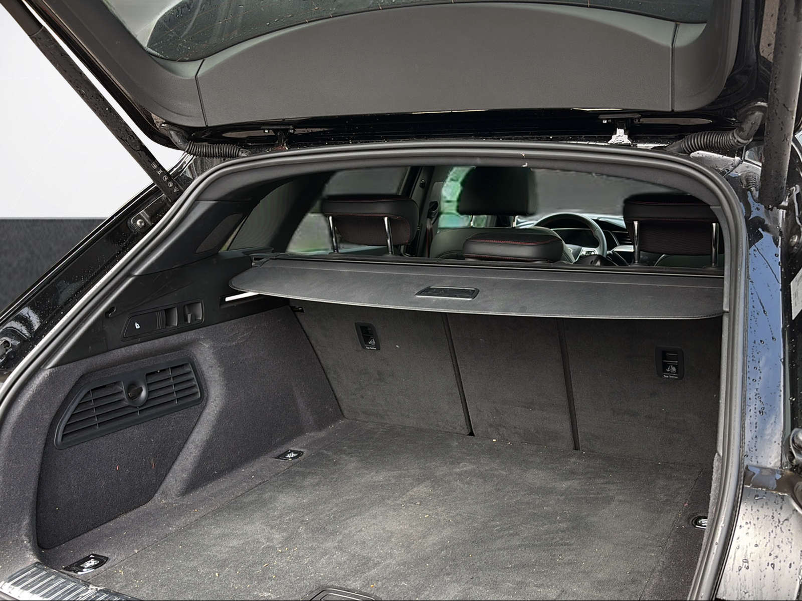 AUDI Q8 55 e-tron Black Edition quattro-image-10