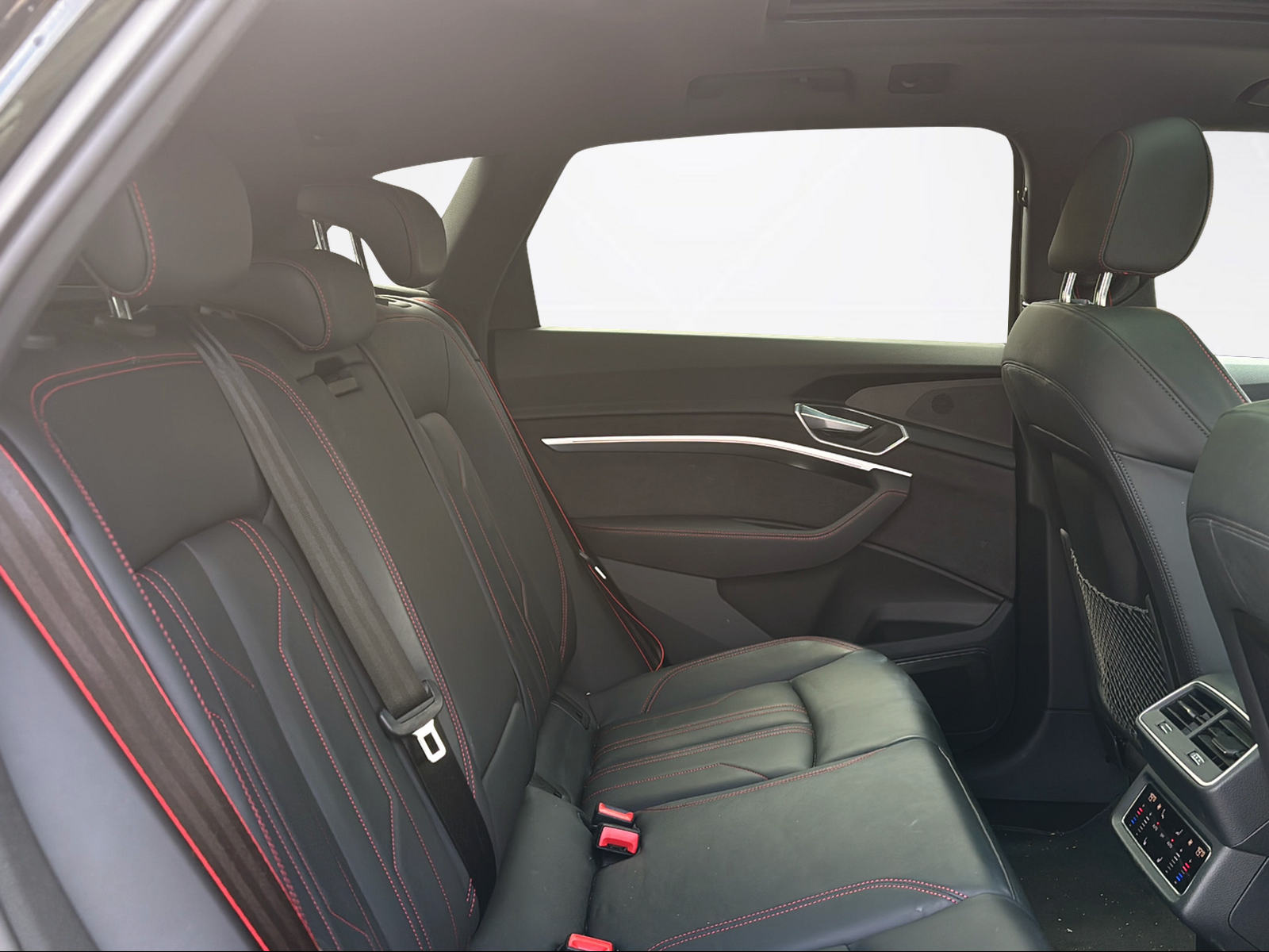 AUDI Q8 55 e-tron Black Edition quattro-image-9