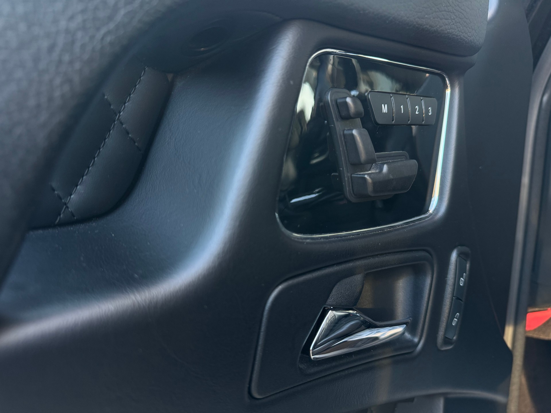 MERCEDES-BENZ G 63 AMG Automatic-image-13