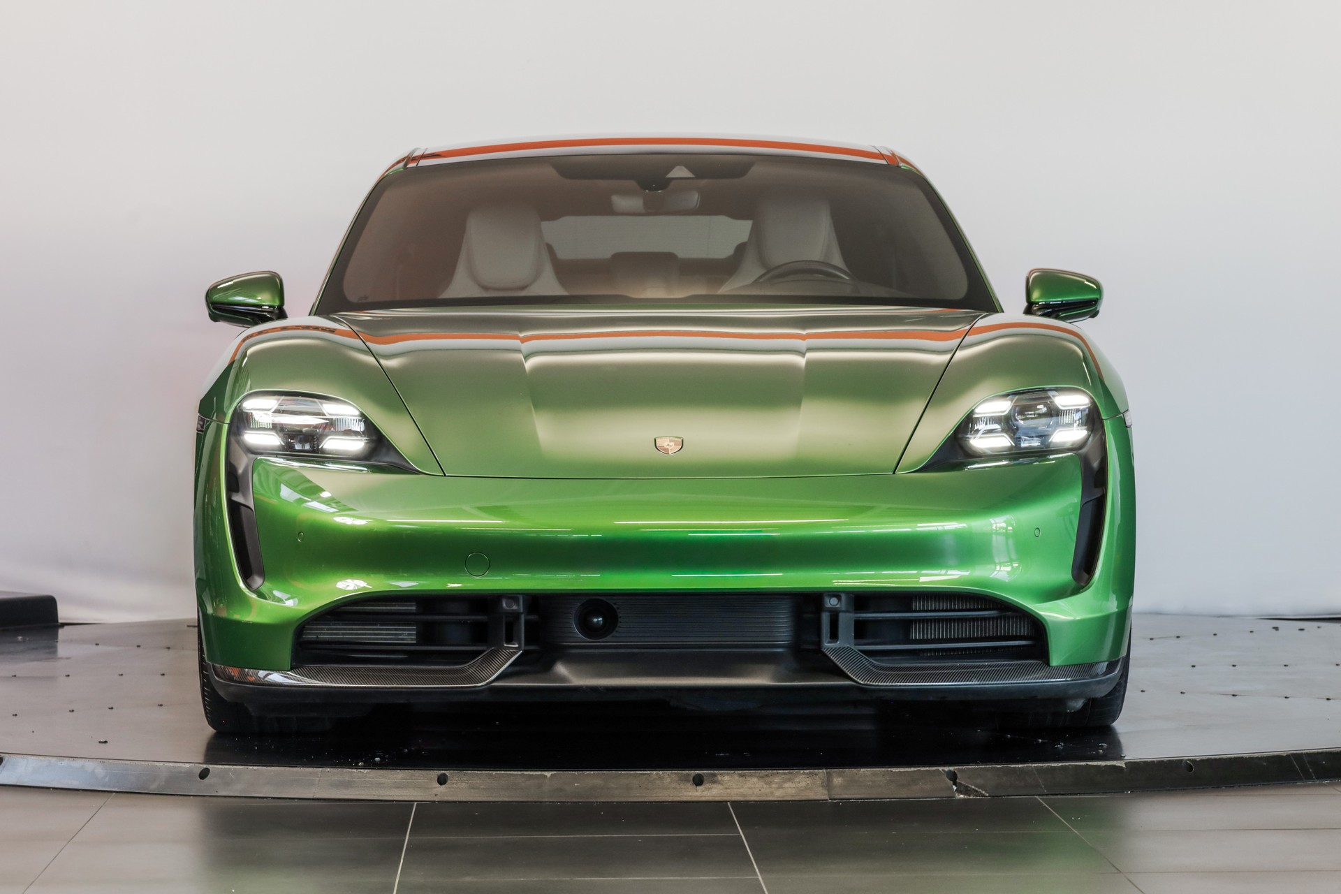 PORSCHE Taycan Turbo S-showroom-element-1