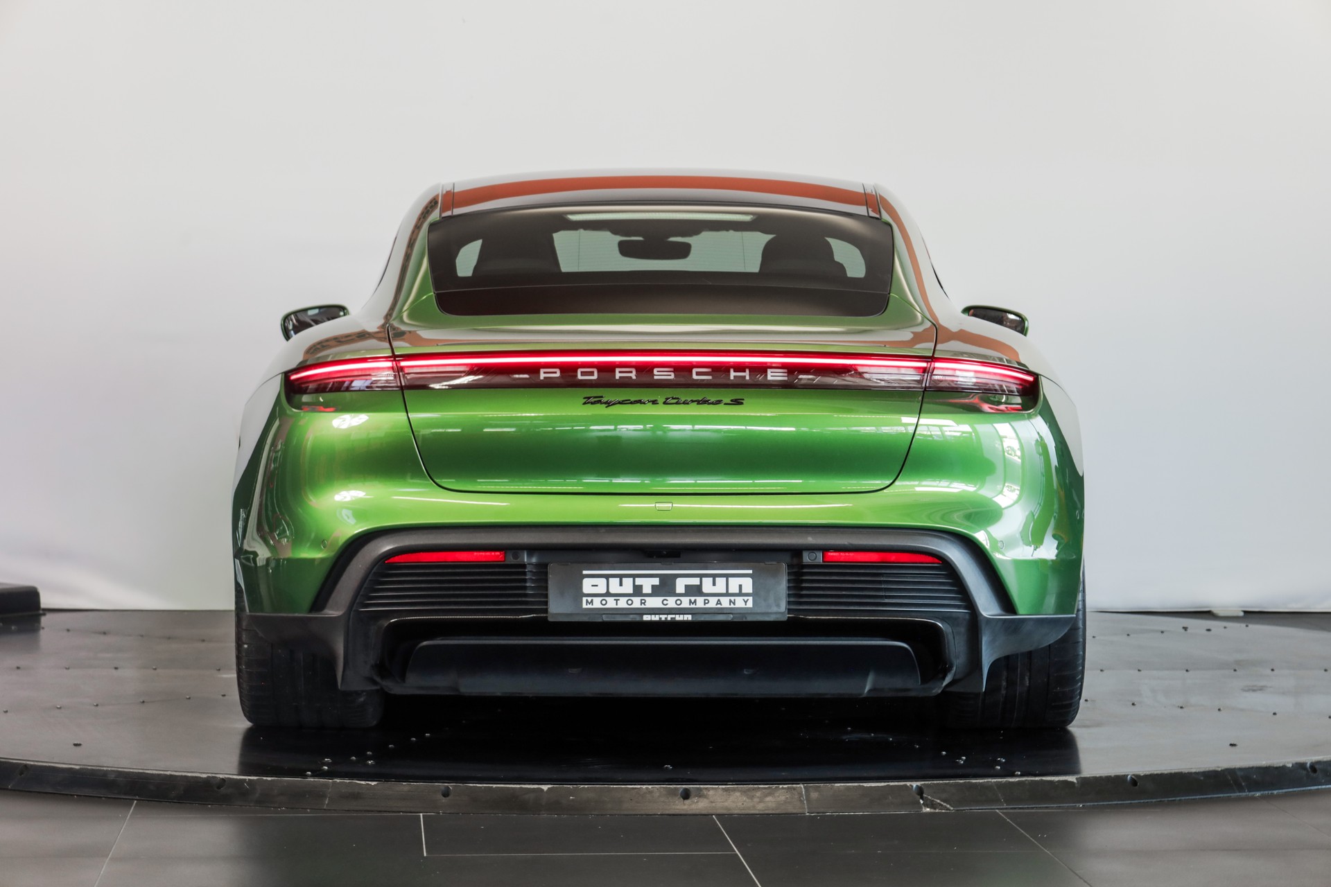 PORSCHE Taycan Turbo S-showroom-element-2