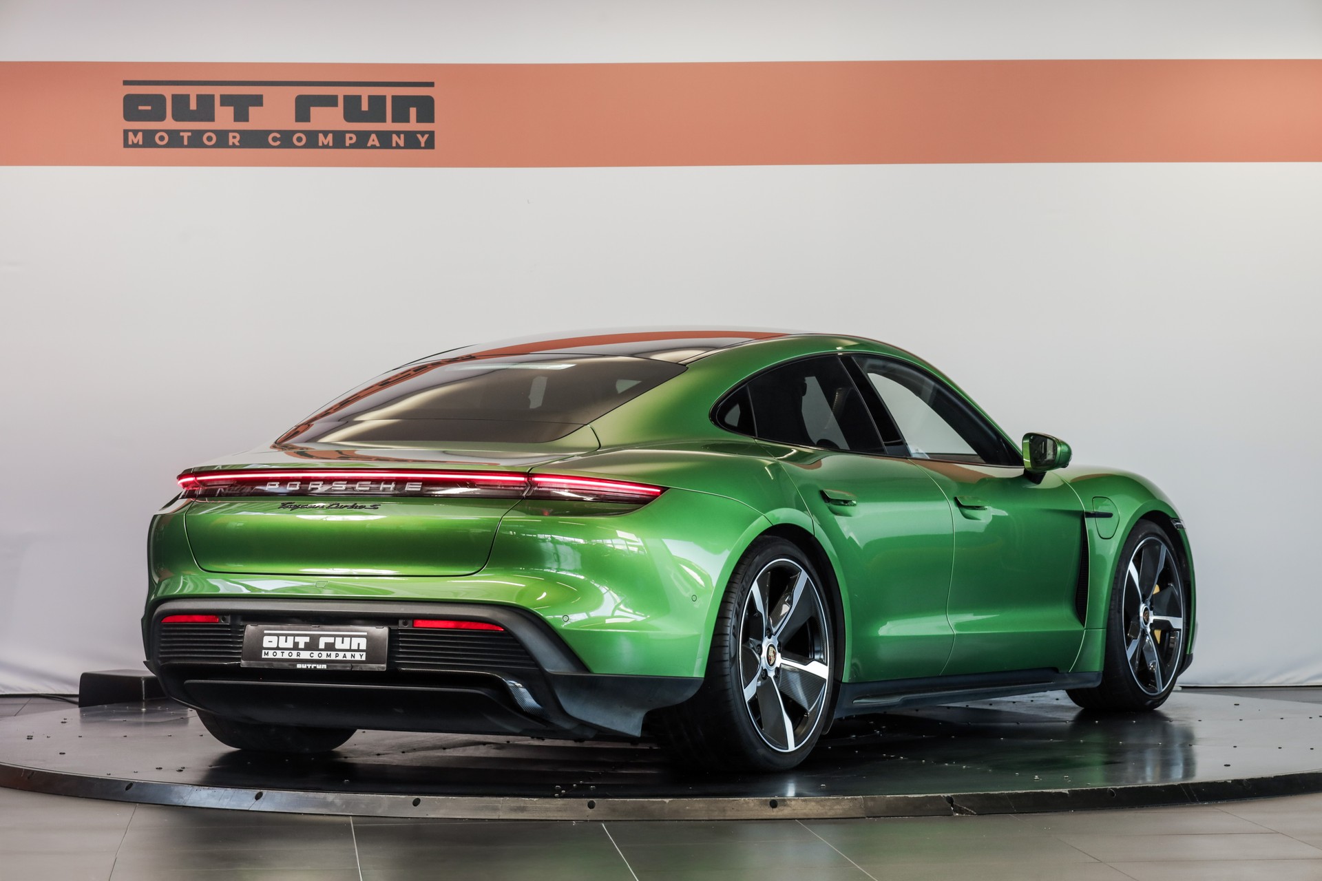 PORSCHE Taycan Turbo S-showroom-element-3