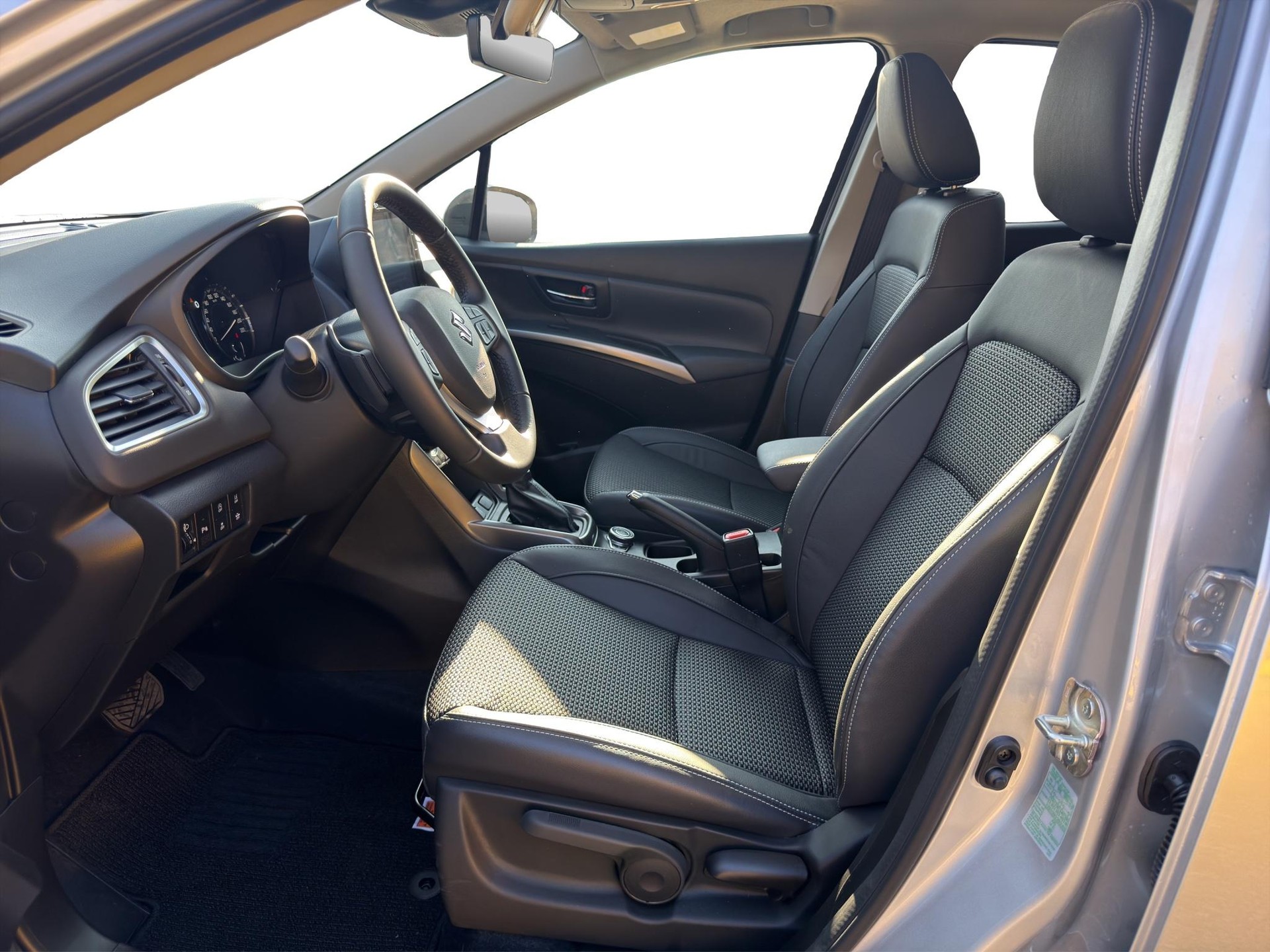 SUZUKI S-Cross 1.4 T Sakura Top Hybrid 4x4-image-9