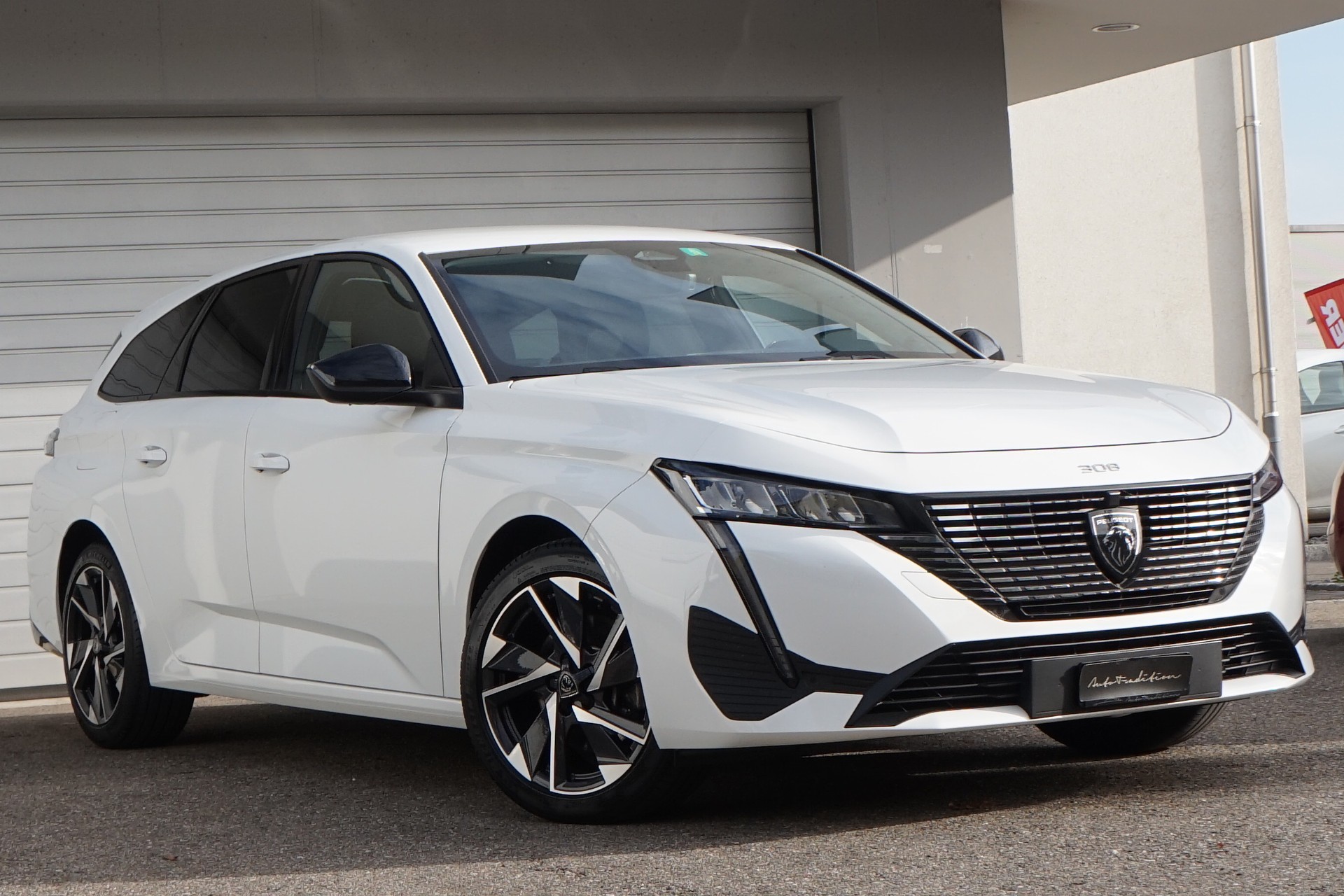 PEUGEOT 308 SW 1.5 BlueHDI Allure Pack EAT8 ** ASSISTENZ PAKET - KEYLESS - TOTENWINKELASSIS - APPLE CAR PLAY -GARATNTIE BIS 04.2027**-showroom-element-2