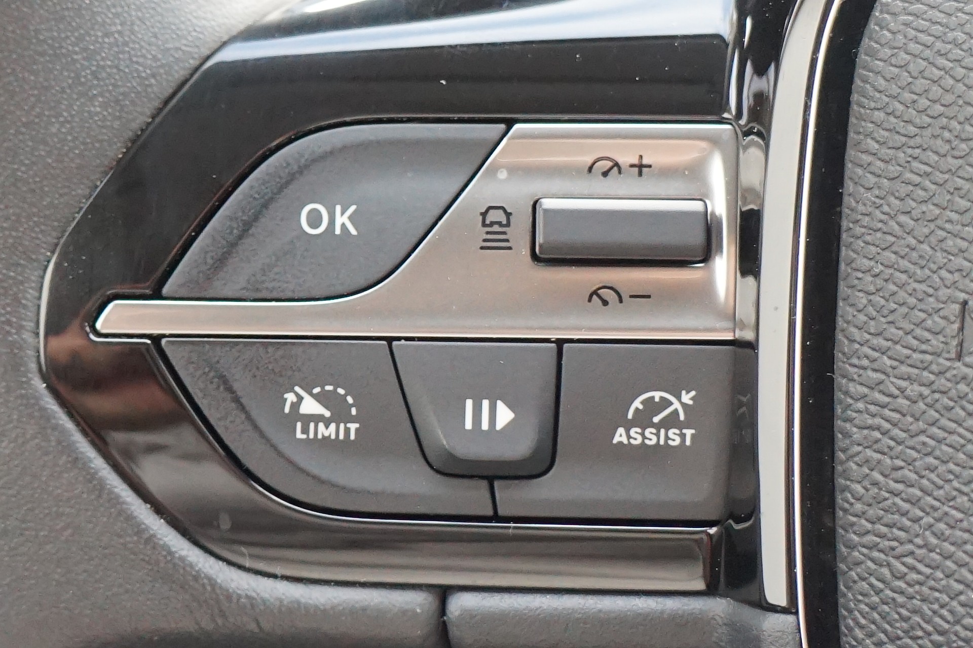 PEUGEOT 308 SW 1.5 BlueHDI Allure Pack EAT8 ** ASSISTENZ PAKET - KEYLESS - TOTENWINKELASSIS - APPLE CAR PLAY -GARATNTIE BIS 04.2027**-image-26