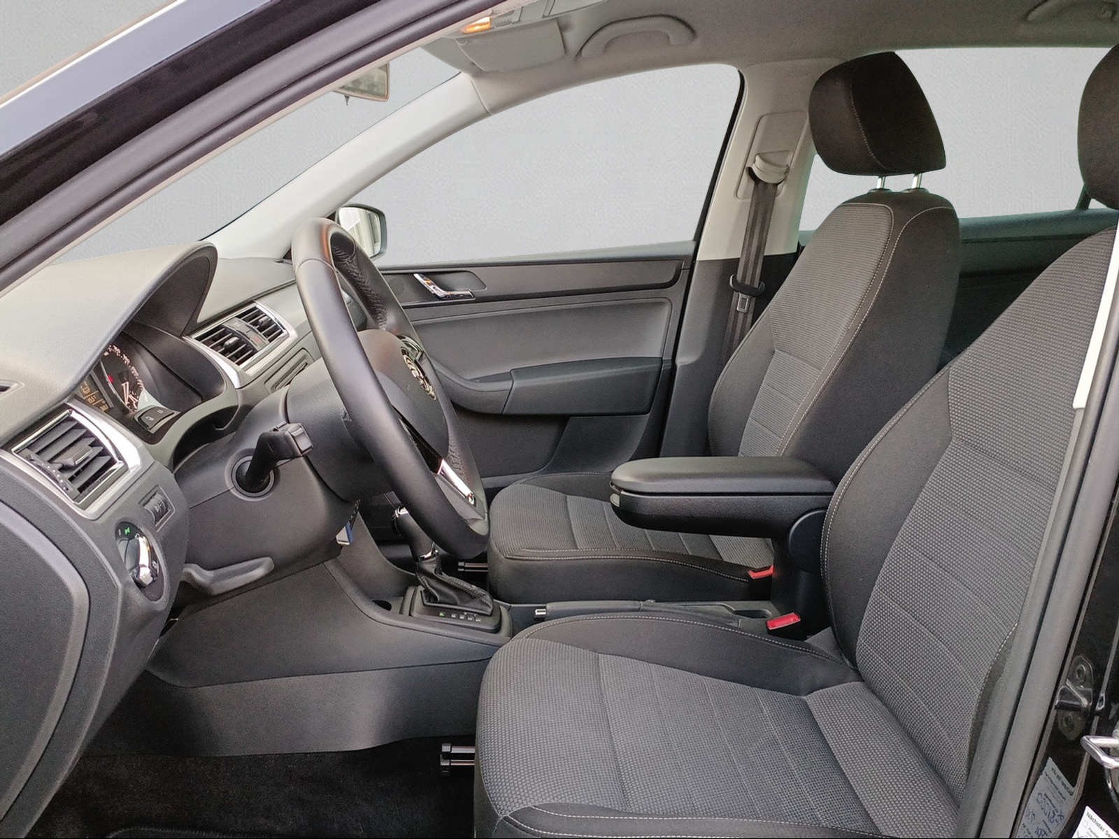 SKODA Rapid Spaceback 1.4 TSI Ambition DSG-image-15